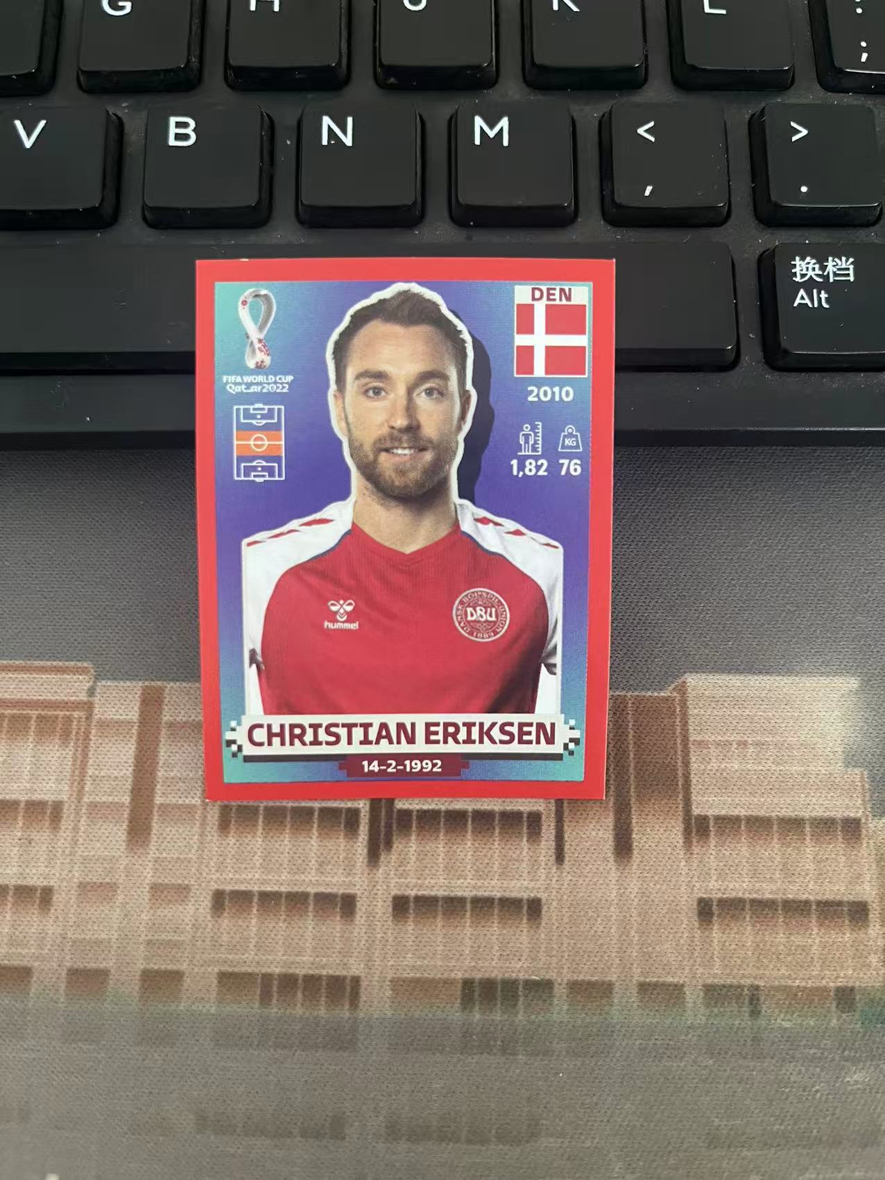 2022 Panini 贴纸 Christian Eriksen 【梓洋代卖】世界杯 红平行 大比例 埃里克森 丹麦 凑套必备 卡品如图 粗口