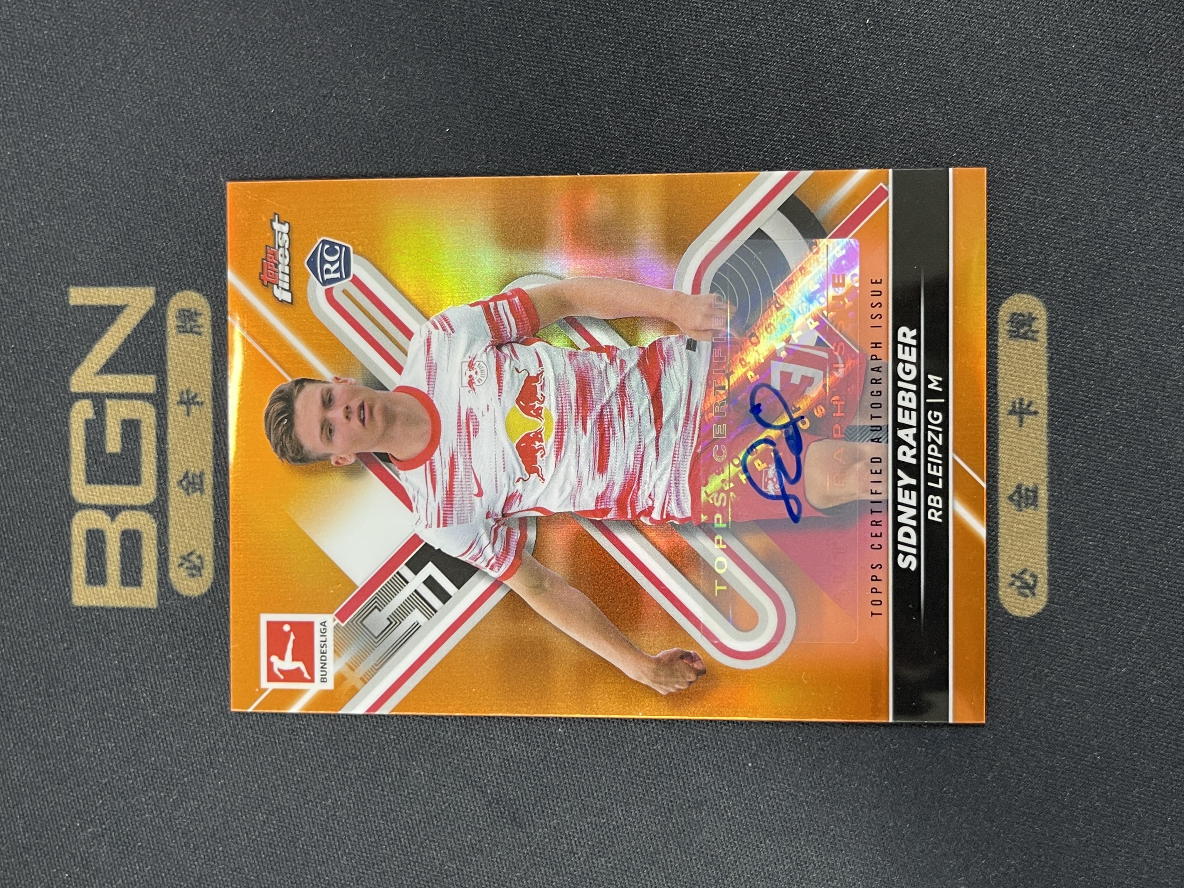 【必金拍卖-可累积】251018LY 2021-22 TOPPS FINEST 德甲 莱比锡红牛新秀RC 雷比格Sidney Raebiger 橙折折射签字15编低编 卡细痕 收藏投资首选