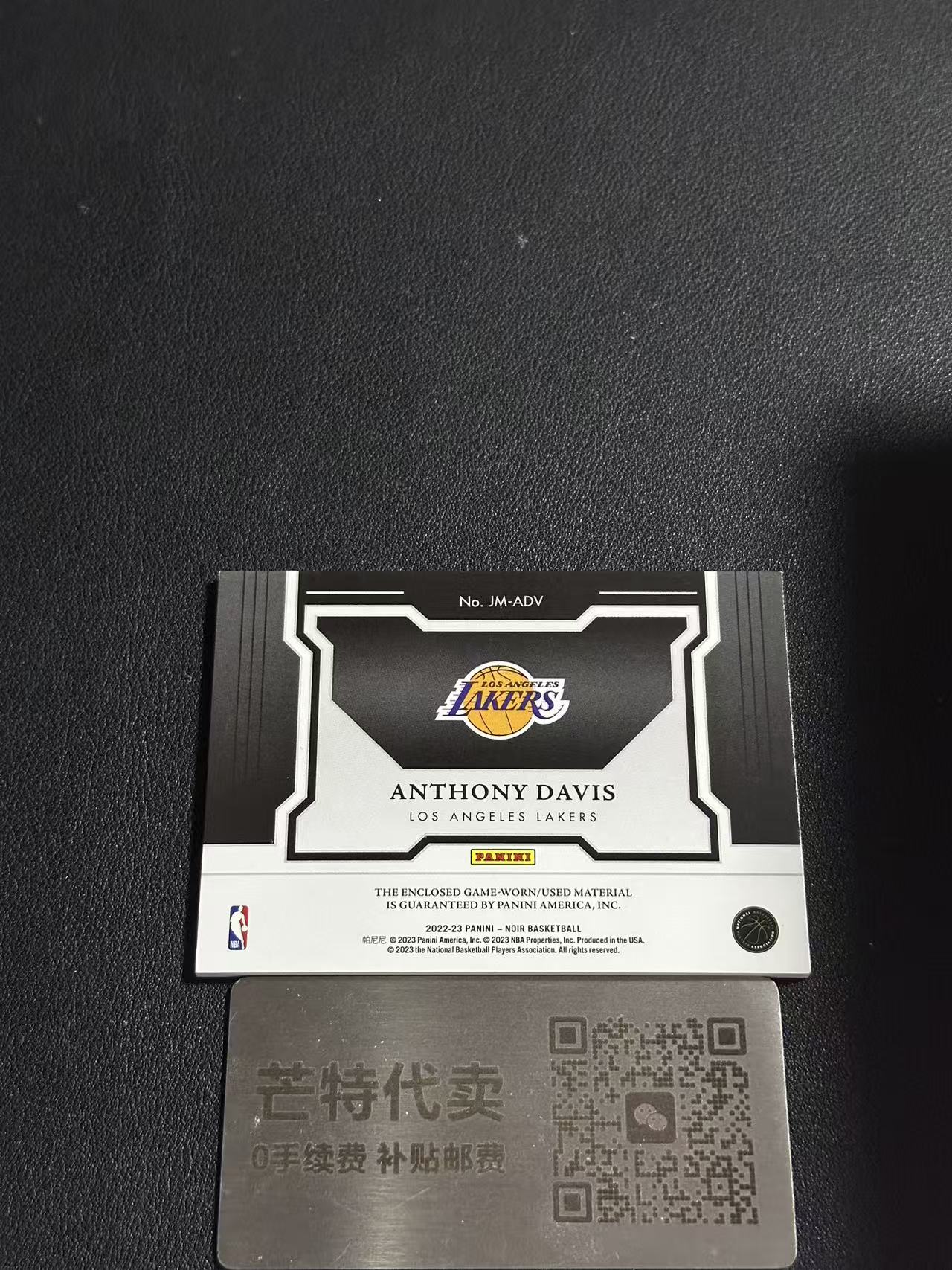 【芒特代卖】 2022-23 Panini Noir Anthony Davis 诺尔 湖人 安东尼 戴维斯 浓眉 GU球衣物料切割 闪版 /99编(鑫鑫)