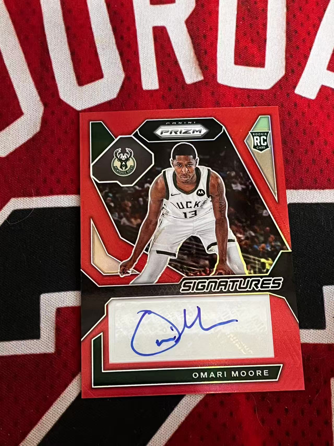 【接寄拍费率低至5%含卡淘手续费】2023-24 PANINI PRIZM PZ 雄鹿 新秀RC 奥马里摩尔 01/99编 首编 签字卡 正新秀签字卡 红折 折射 专收凑套必备【烂臭嘴拍卖】