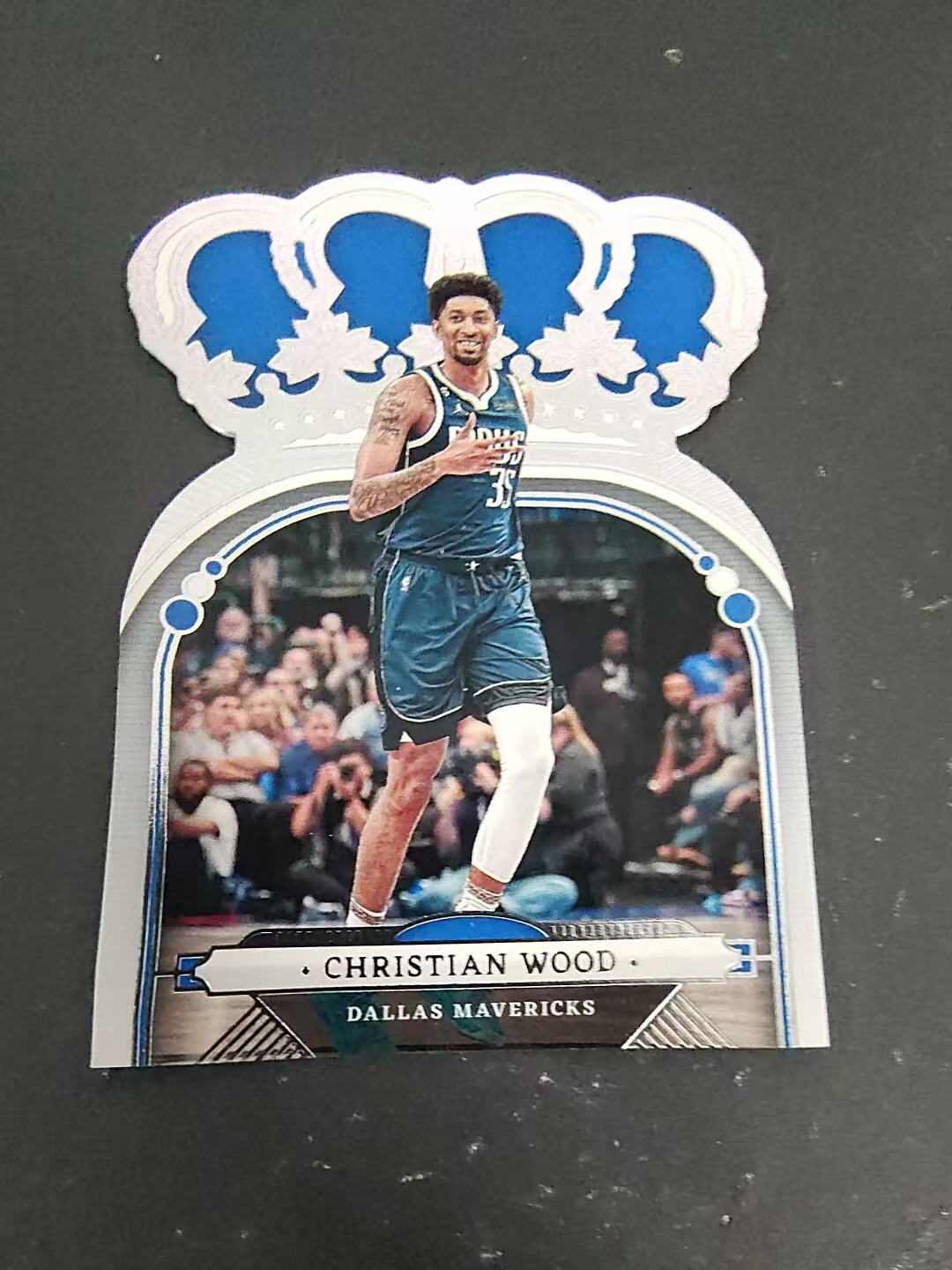 【可合并,不累计】2022-23 Panini Crown Royale Christian Wood 克里斯蒂安伍德 独行侠 皇冠 异形base #49 角瑕疵