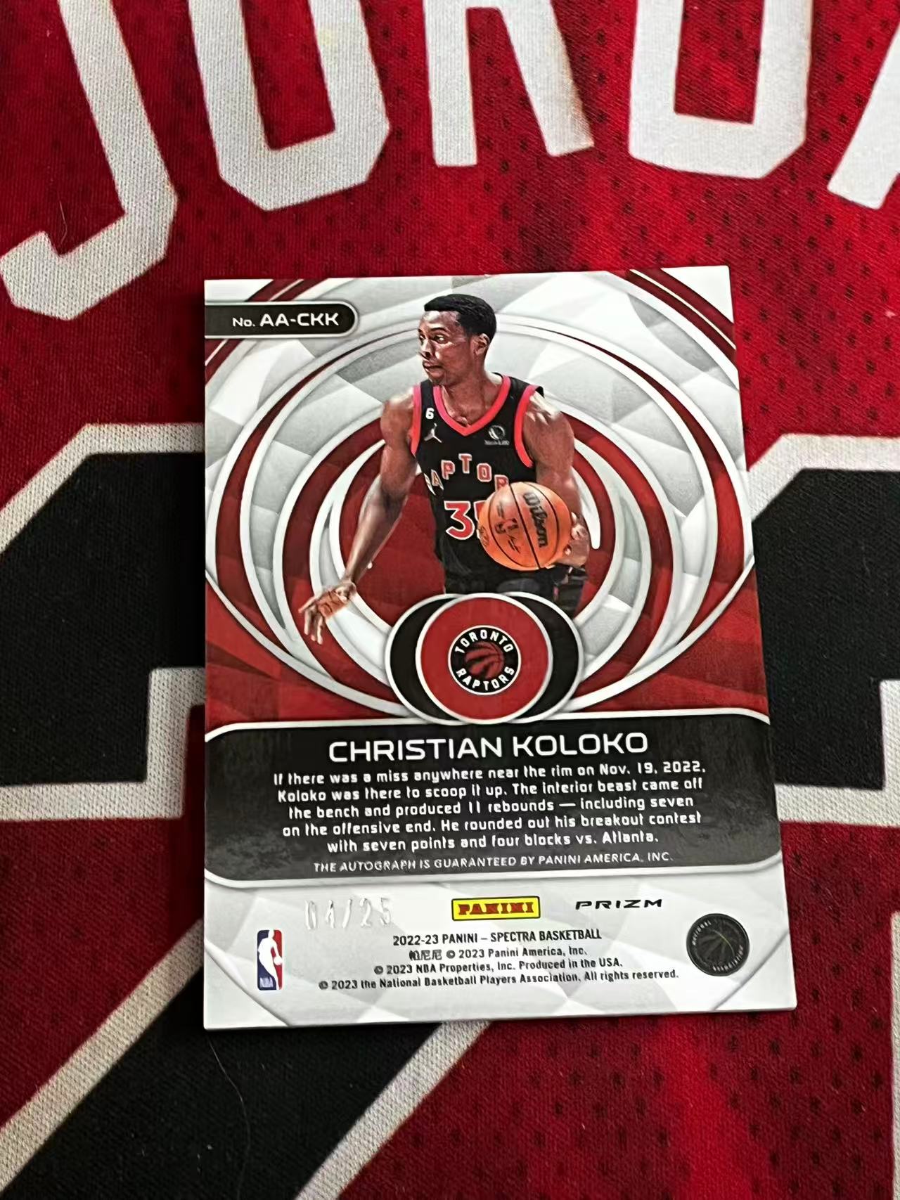 【接寄拍费率低至5%含卡淘手续费】2022-23 PANINI SPECTRA 光谱系列 猛龙 新秀RC 克里斯蒂安科洛科 科洛克 25编 签字卡 辐射签 粉笔签 粉折 折射【烂臭嘴拍卖】