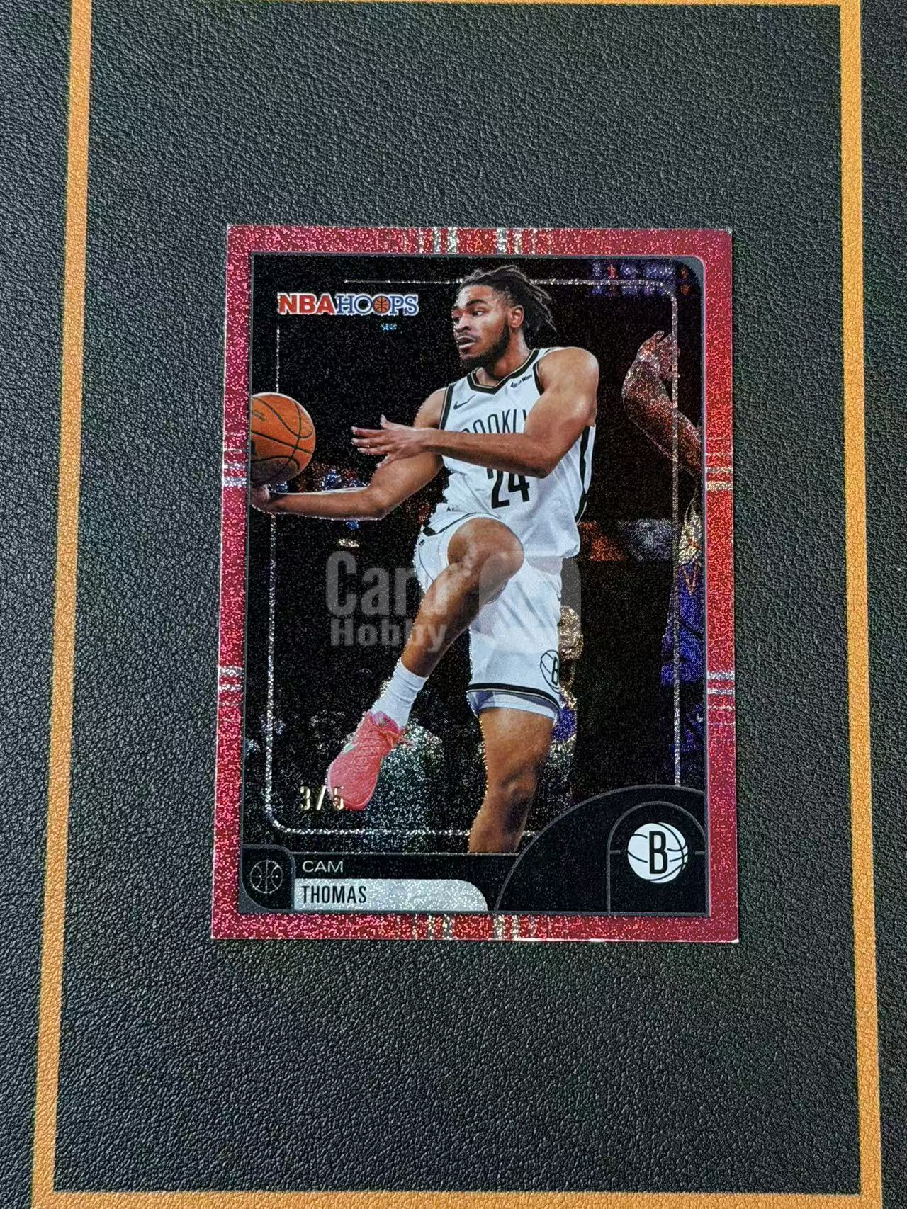 【Ai拍卖】2025-26 Topps Hoops Cam Thomas 卡姆 托马斯 小火车 3/5编 红折 低编 折射 布鲁克林篮网 卡品如图 65-大雨