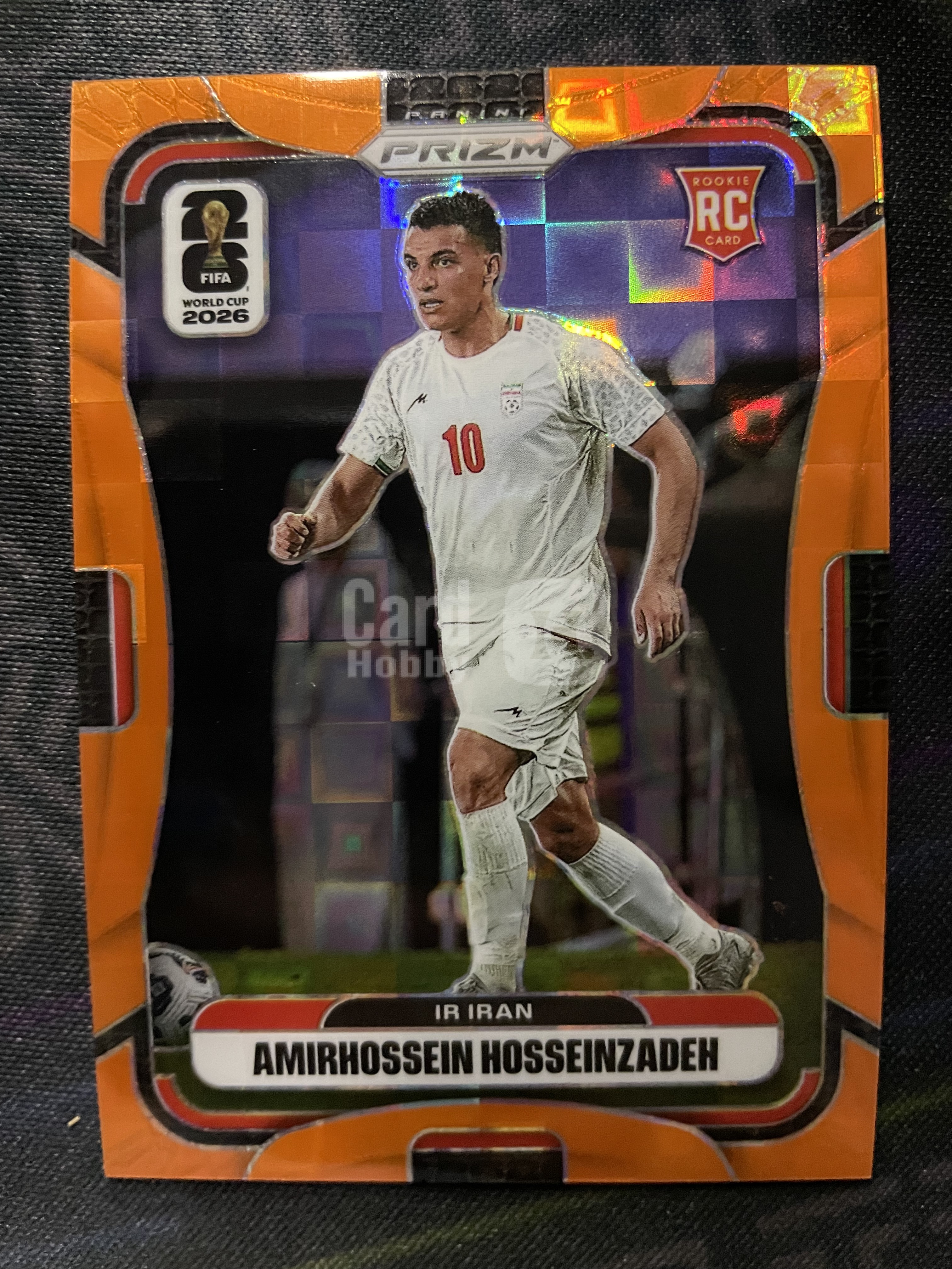 2026 Panini Prizm Fifa World Cup Amirhossein Hosseinzadeh RC 【逸潮玩】新秀 伊朗 侯赛因扎德 橙潘多拉折 折射 限量/215编 qlm02