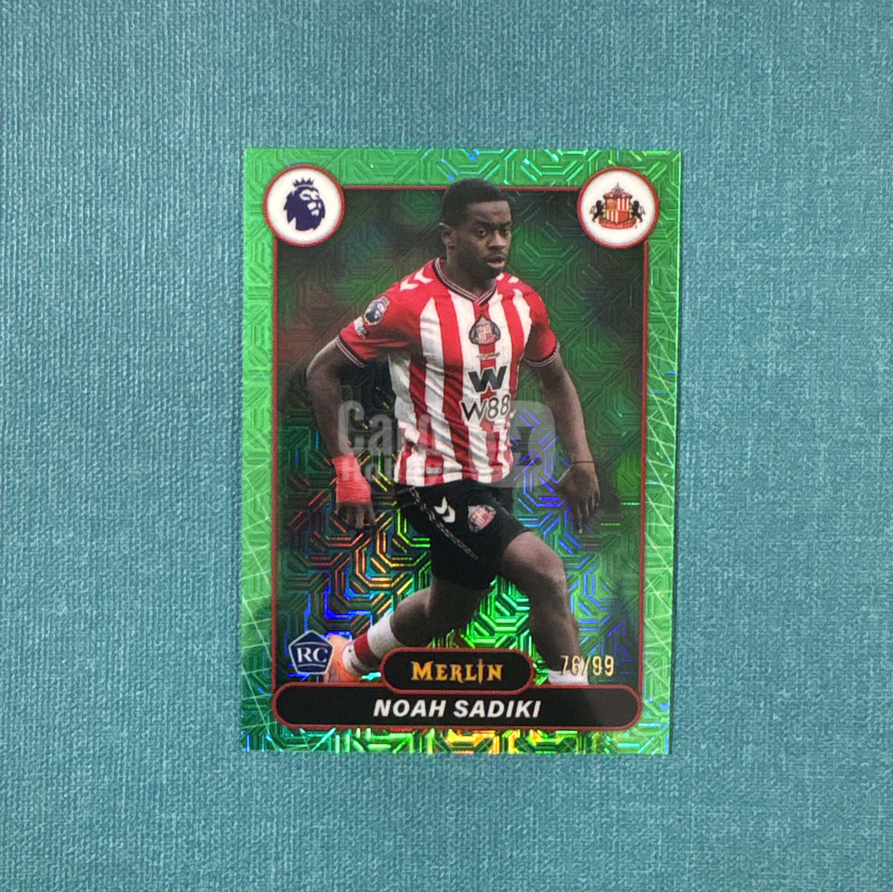 2025-26 Topps Merlin 英超 梅林 Noah Sadiki 萨迪基 76/99编 新秀 RC 绿mojo折 桑德兰 卡品如图 433ZZB
