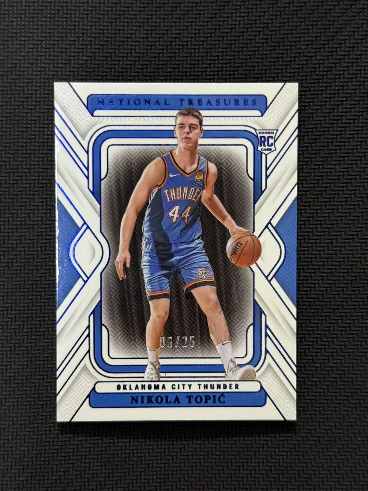 2024-25 Panini National Treasures Nikola Topić RC 雷霆 国宝 尼古拉 托皮奇 新秀 06/25编 Base 蓝平行 未来可期 卡品如图 老公DR
