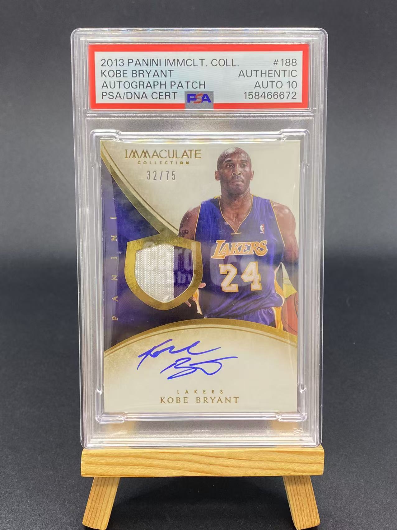 2013-14 【六六代卖】 Immaculate Kobe Bryant 科比 布莱恩特 湖人 32/75编 爱咪咪 盾牌 PA 卡签签字 球衣Patch PSA10分签字（睿002）