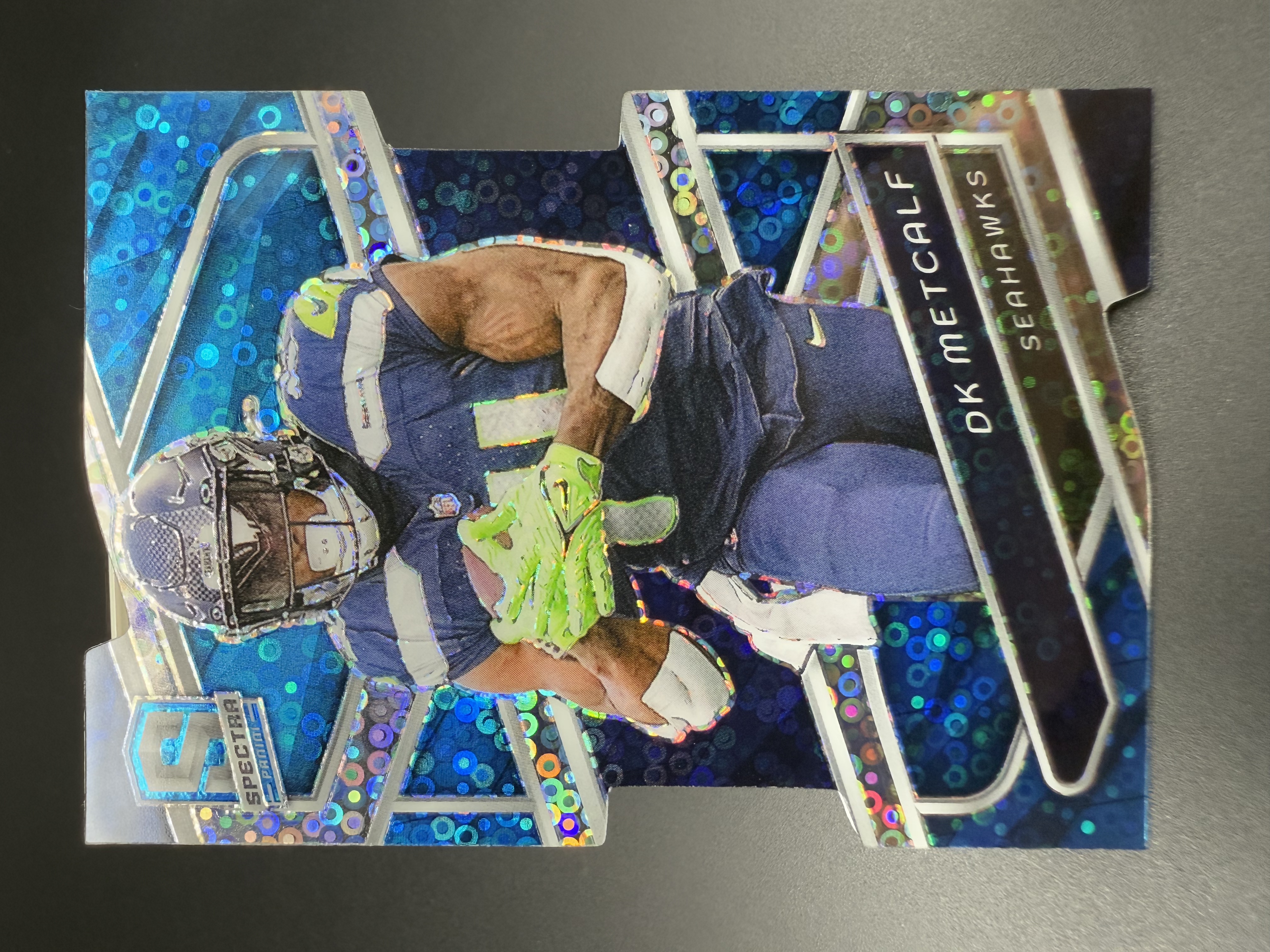 2024 Panini Spectra DK Metcalf 【湖水蓝拍卖】 DK 梅特卡夫 西雅图海鹰 光谱 NFL 异形卡 蓝泡泡折 折射 16/50编  专收必备 ZG