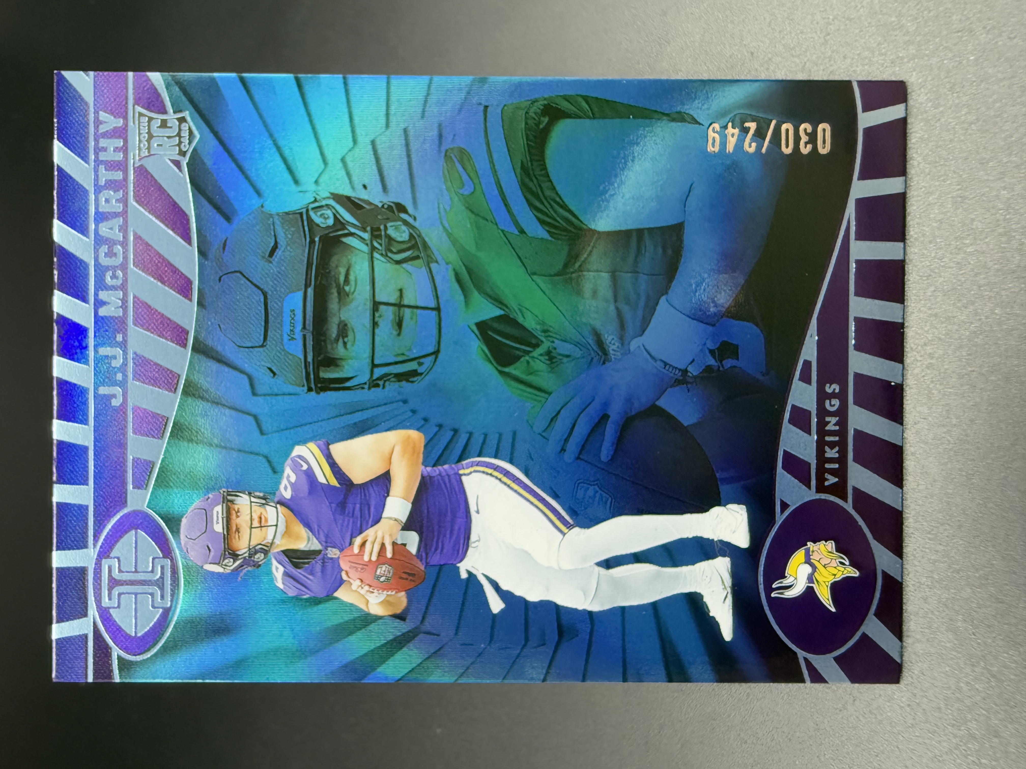 2024 Panini Illusions J.J. McCarthy RC 【湖水蓝拍卖】 JJ 麦卡锡 新秀 明尼苏达维京人 幻想 NFL 蓝折 249编 折射 专收必备 轻微白角 ZG