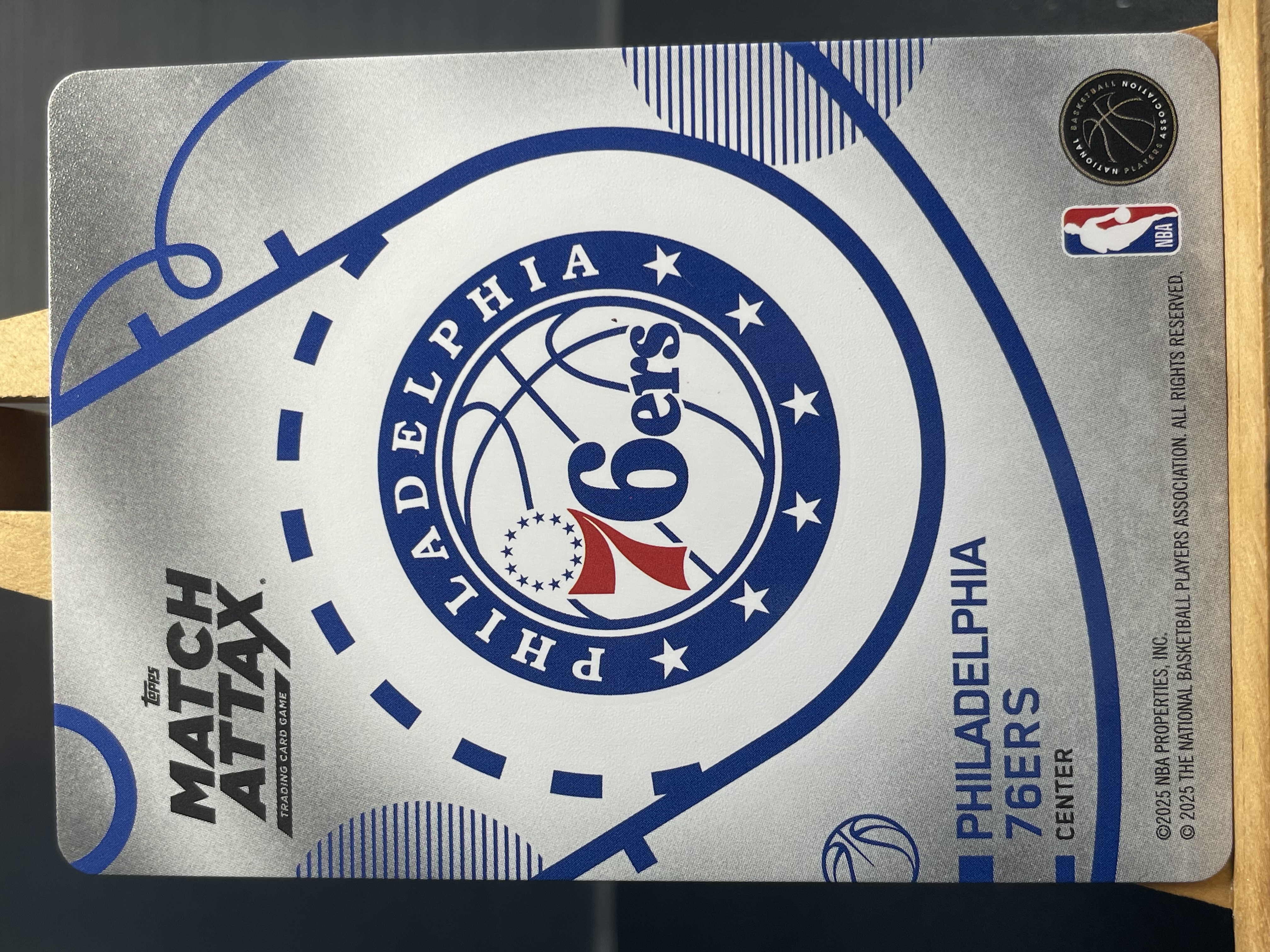(T3) 2025 TOPPS 折射 大帝 恩比德 76人 实卡好看 收藏凑套必备 卡品如图!!!