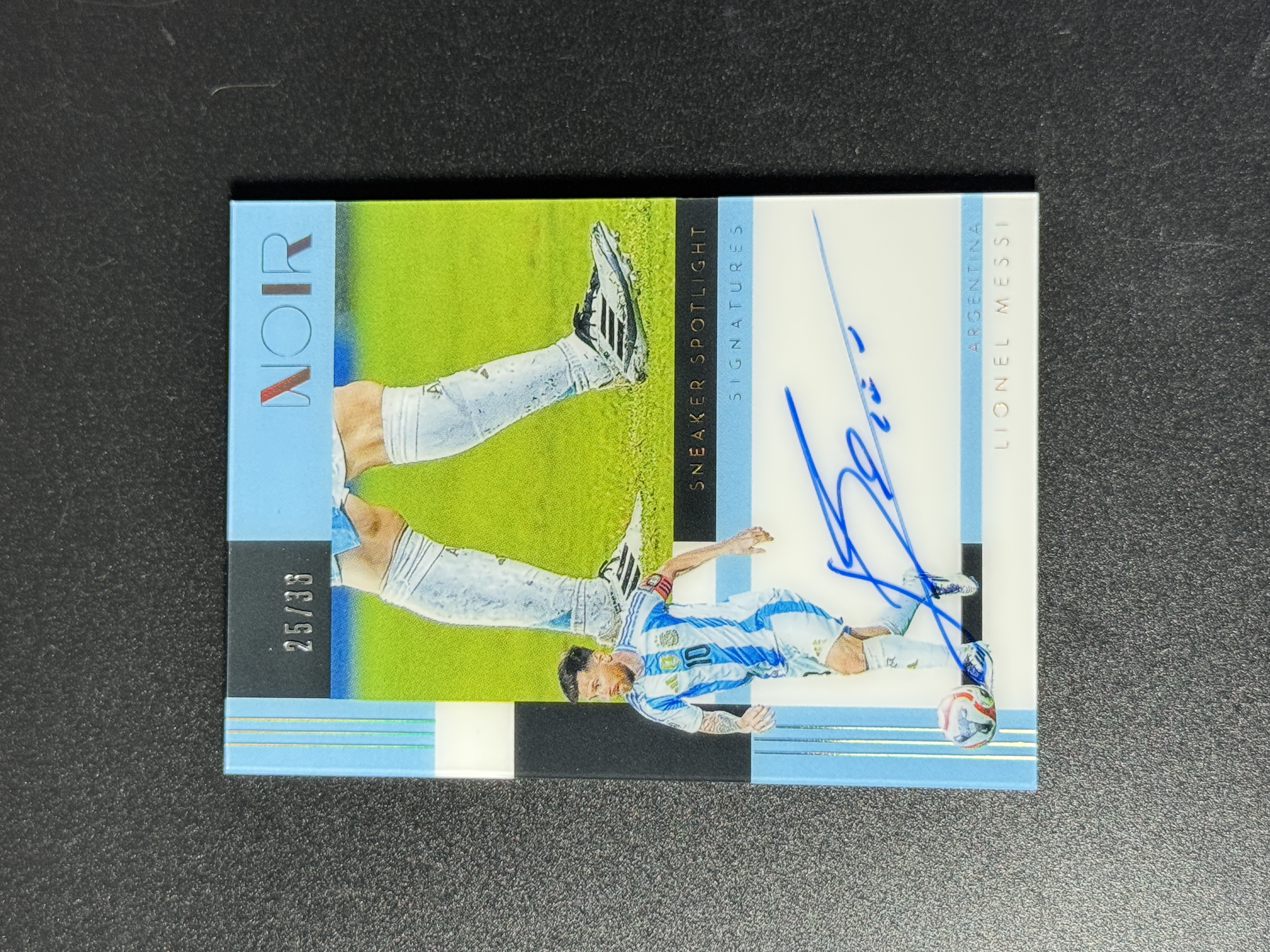 【喷子拍卖】2025-26 panini noir Lionel Messi 阿根廷 球王 梅西 Sneaker Spotlight 鞋灯 球鞋灯 签字 36编 无平行 闪版 卡签 大hit卡 ssp 元年鞋灯 送订制壳 微瑕看图 虚竹