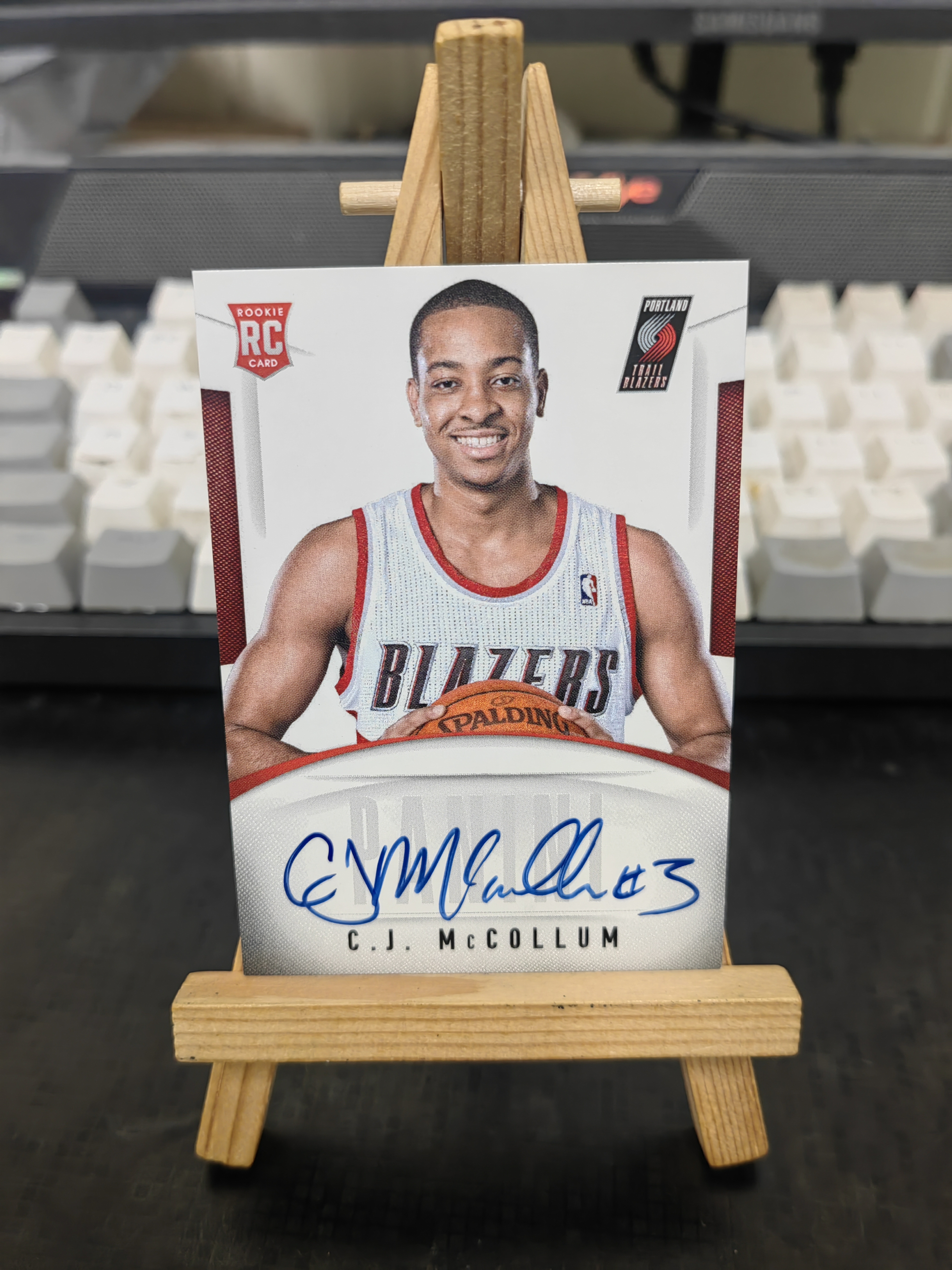 2012-13 Panini Donruss CJ McCollum RC 【来福拍卖】杜蕾斯 开拓者 CJ 麦科勒姆 新秀RC 明日签 卡签 签字 卡品如图