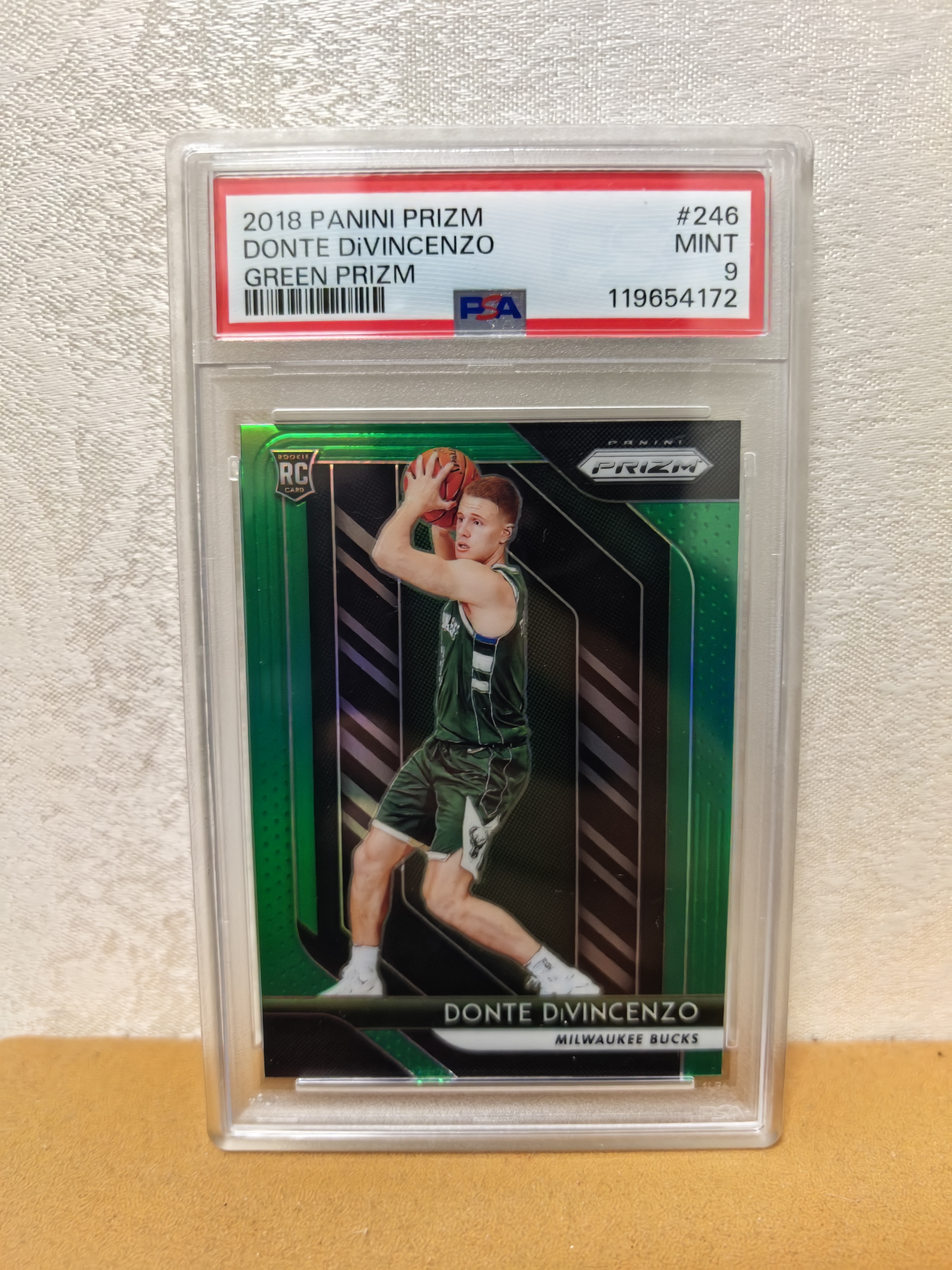 2018-19 Panini Prizm Donte DiVincenzo RC 雄鹿新秀,现森林狼队,迪文琴佐 新秀正绿折PSA9 收藏必备。