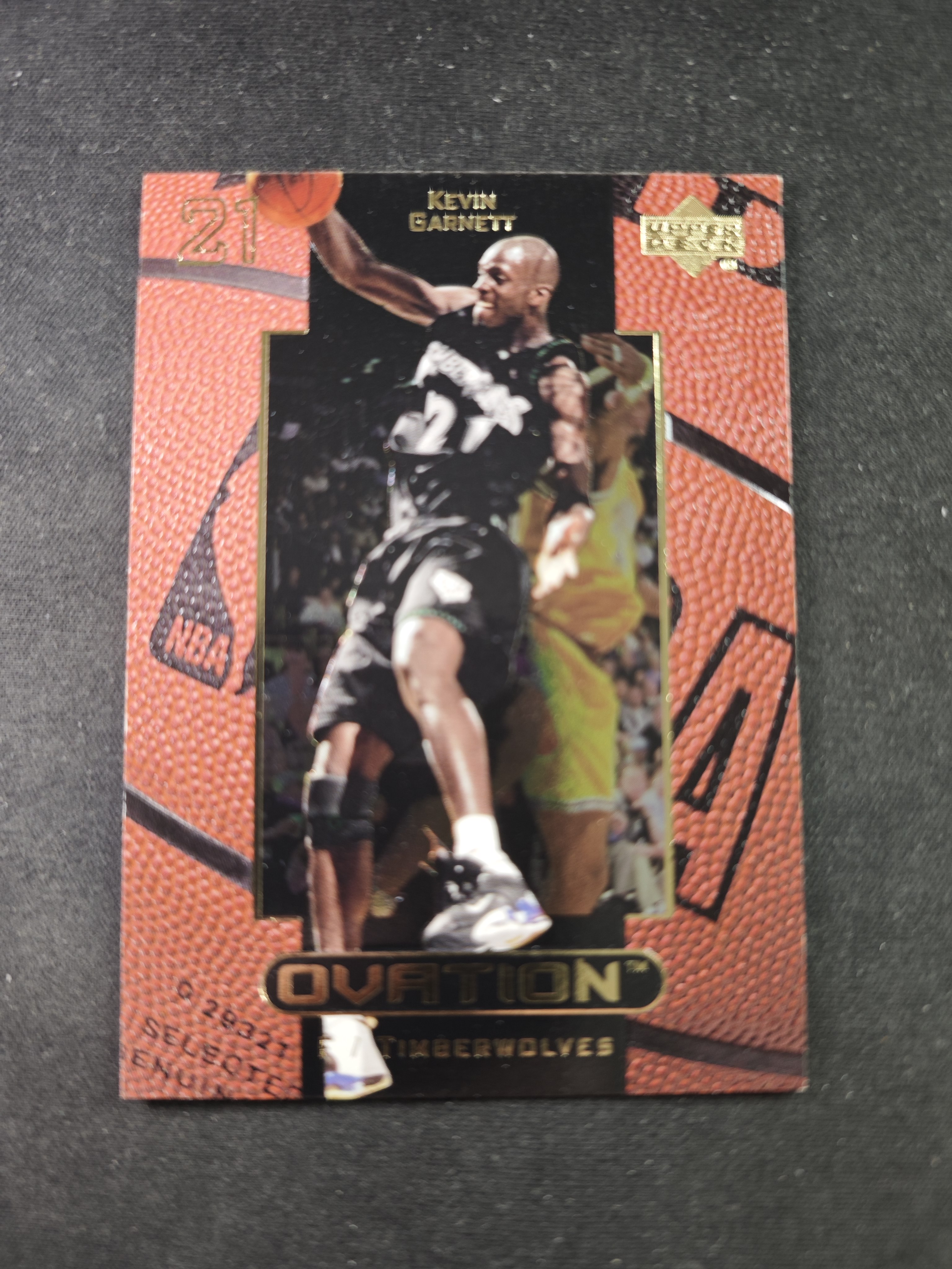 【蛤蟆特卖】凯文 加内特 狼王 1999 UD OVATION系列 经典设计 仿球皮材质 绝版好卡 稀有老特 选图超帅 边角微瑕 卡品如图 专收必备!