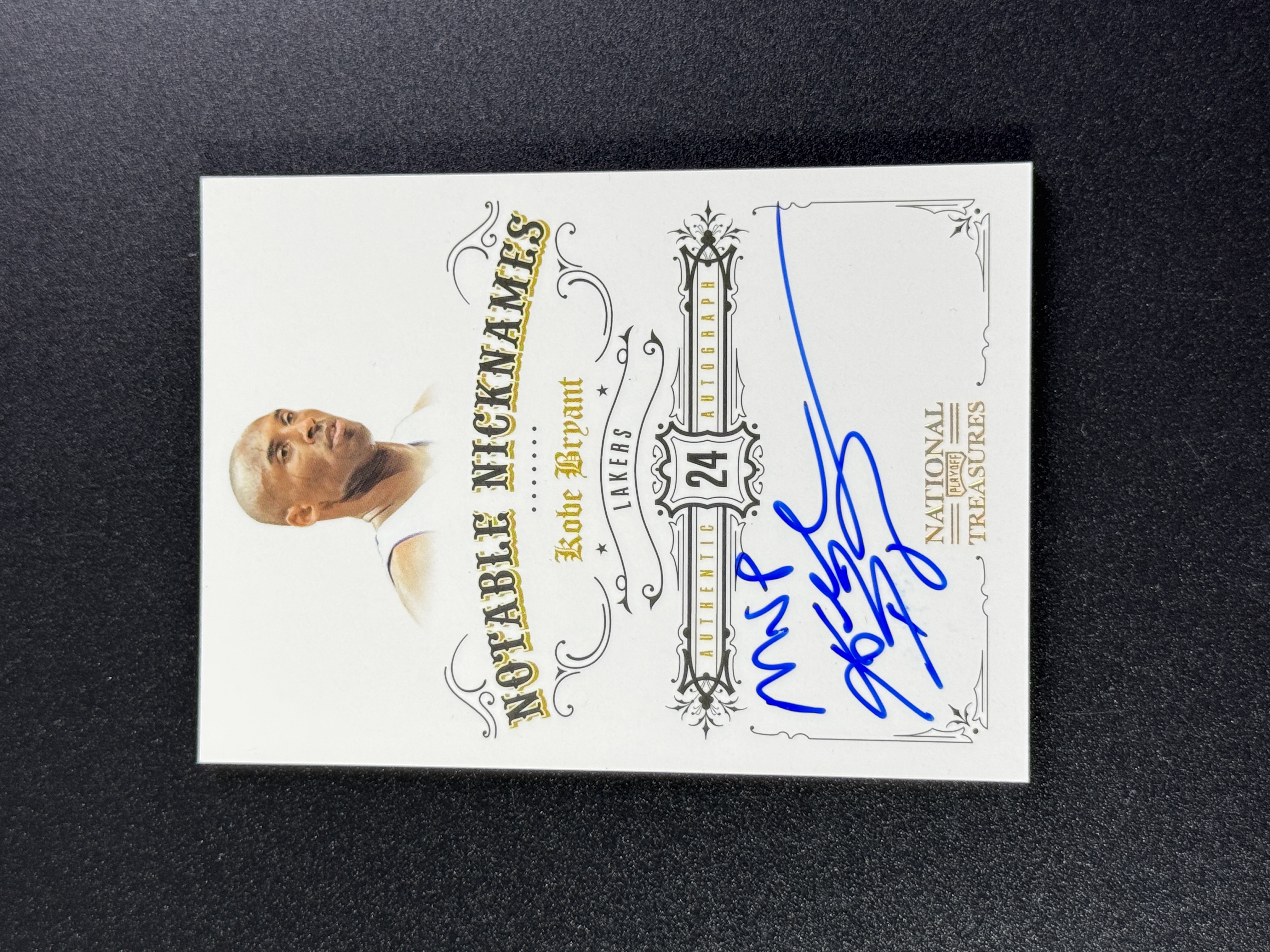 【喷子拍卖】2009-10 Panini National Treasures Kobe Bryant 元年国宝 洛杉矶湖人 科比 布莱恩特 铭文 签字 35编 卡签 签了MVP 系列大hit卡签 墨迹不错 轻印看图 送订制壳 JYL