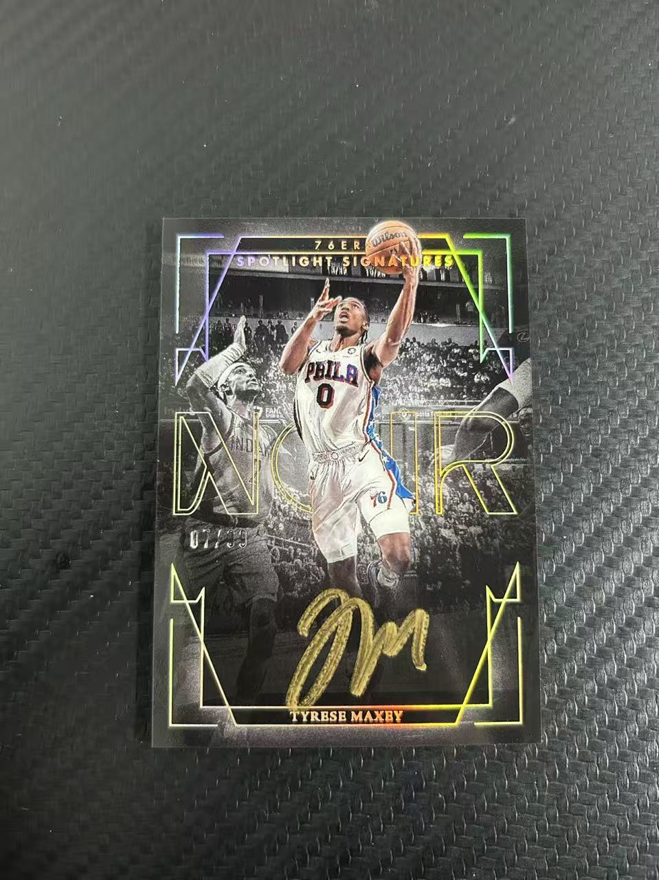 2024-25 Panini Noir Tyrese Maxey #SSV-TYM【灯灯拍卡】 诺尔 泰雷塞 马克西 签字 卡签 金笔 金笔签 镜面 聚光灯 聚光灯签 07/99编 未来可期【麦浪风】