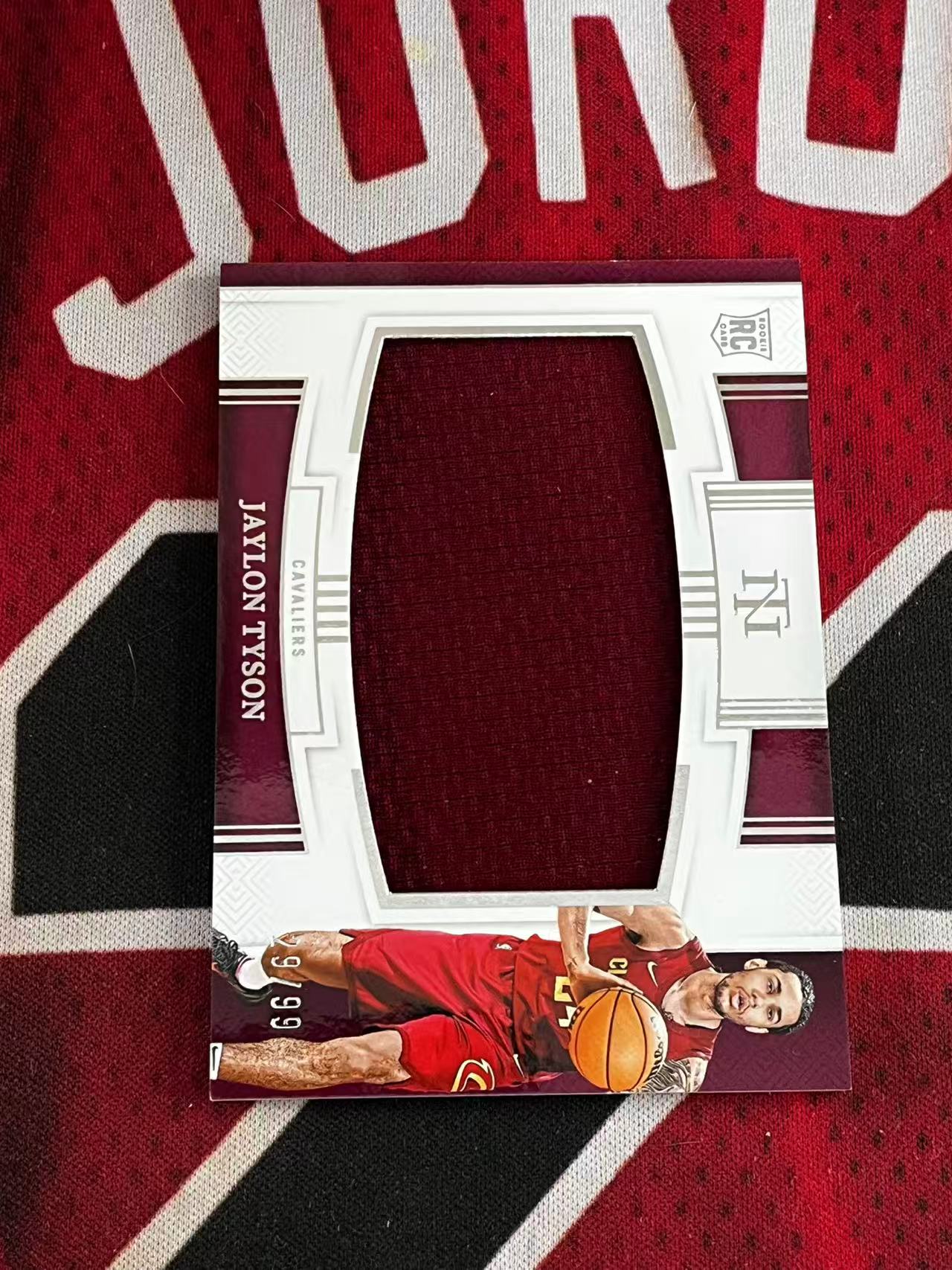 【接寄拍】2024-25 PANINI NATIONAL 国宝高端系列 骑士 新秀RC 杰隆泰森 杰伦泰森 99编 大窗新秀球衣物料切割 衣料实物卡 专收凑套必备【烂臭嘴拍卖】