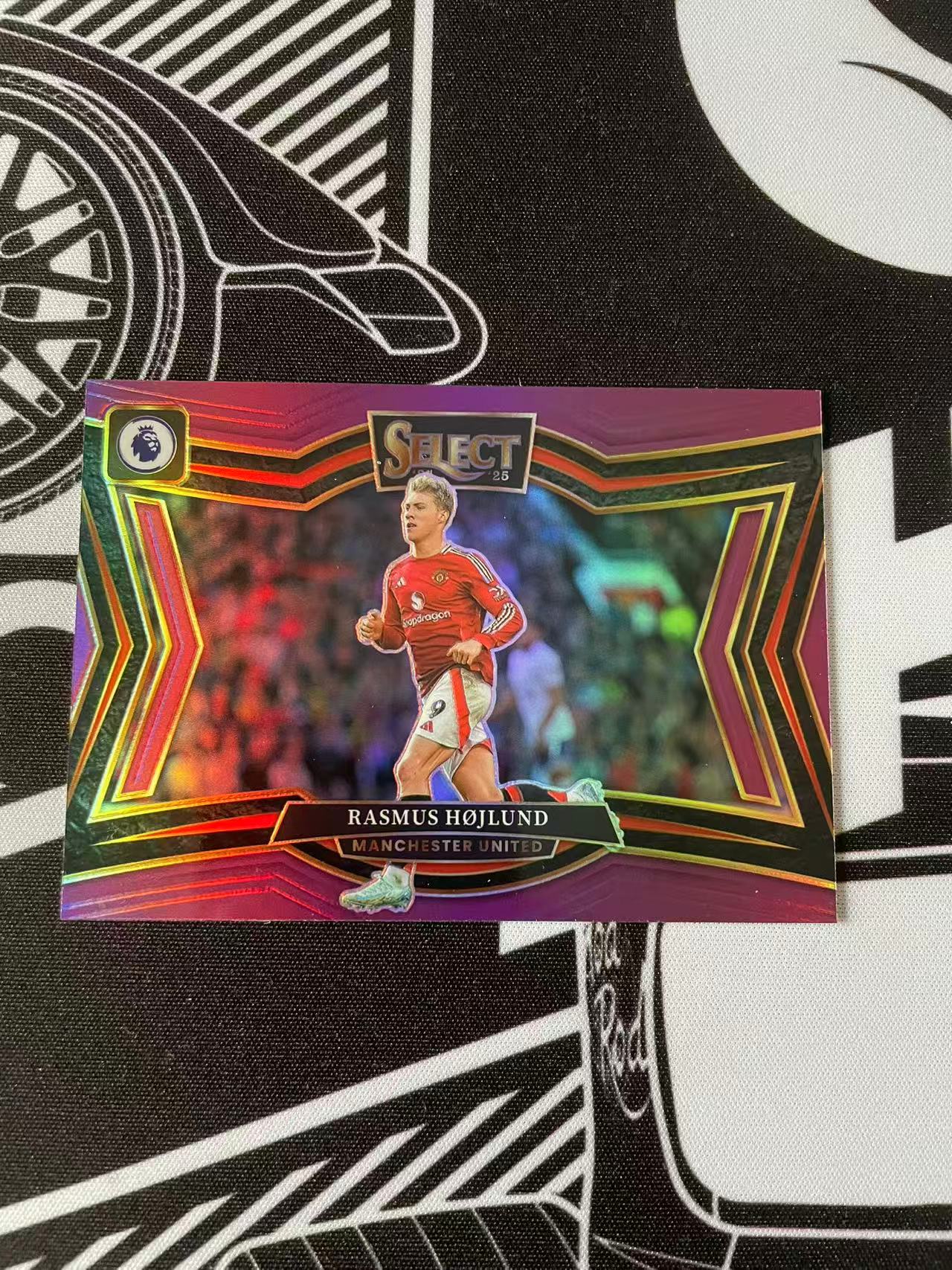 2024-25 Panini Select Premier League Rasmus Højlund 英超 SE 曼联 霍伊伦德 粉折 紫折 001/149 首编 三级 丹麦 卡品如图 凑套必备