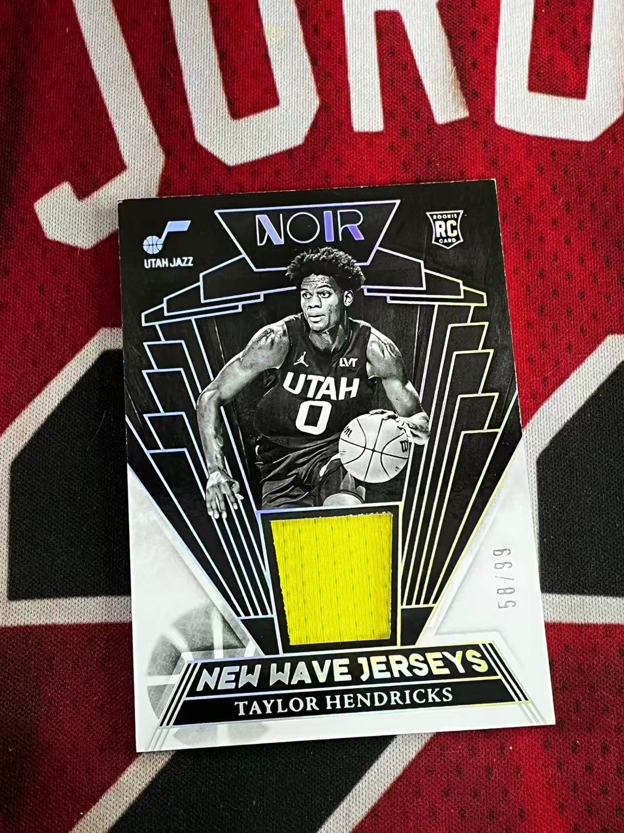 【接寄拍】2023-24 PANINI NOIR 爵士 新秀RC 泰勒亨德里克斯 99编 新秀球衣物料切割 衣料实物卡 银闪版 专收凑套必备【烂臭嘴拍卖】