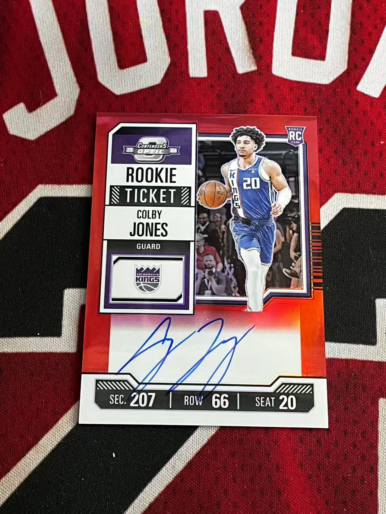 【0手续费接寄拍】2023-24 PANINI CONTENDERS OPTIC 球票系列 国王 新秀RC 科尔比琼斯 99编 签字卡 卡签 正新秀球票签字卡 红折 折射【烂臭嘴拍卖】