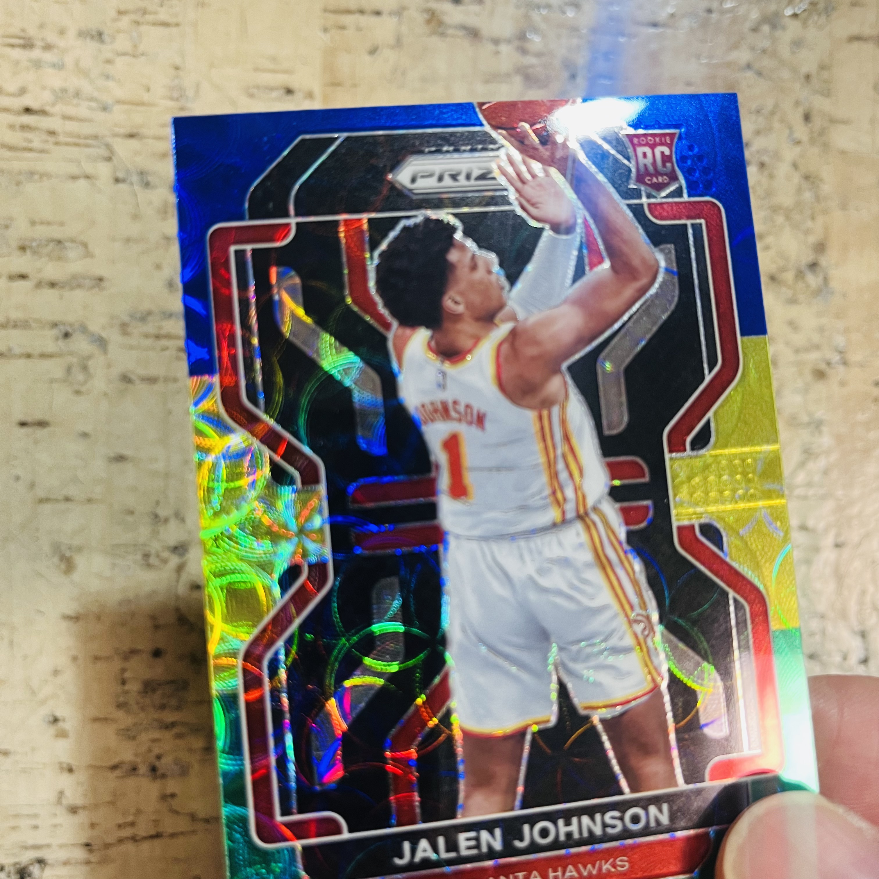 2021-22 Panini Prizm Jalen Johnson RC 新秀 老鹰 杰伦 约翰逊 三色折 圈圈折 南瓜折 三色圈圈折 稀有折射 凑彩虹必备 左上细微小点见图三【小卡迷拍卖】