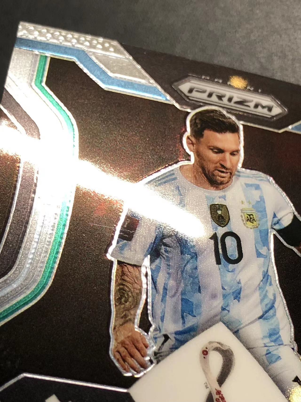 【超新星精品】2022 Panini Prizm Lionel Messi 世界杯 冠军阿根廷 球王 梅西 签字 轻微划痕印刷线 背面顶边轻微 ...