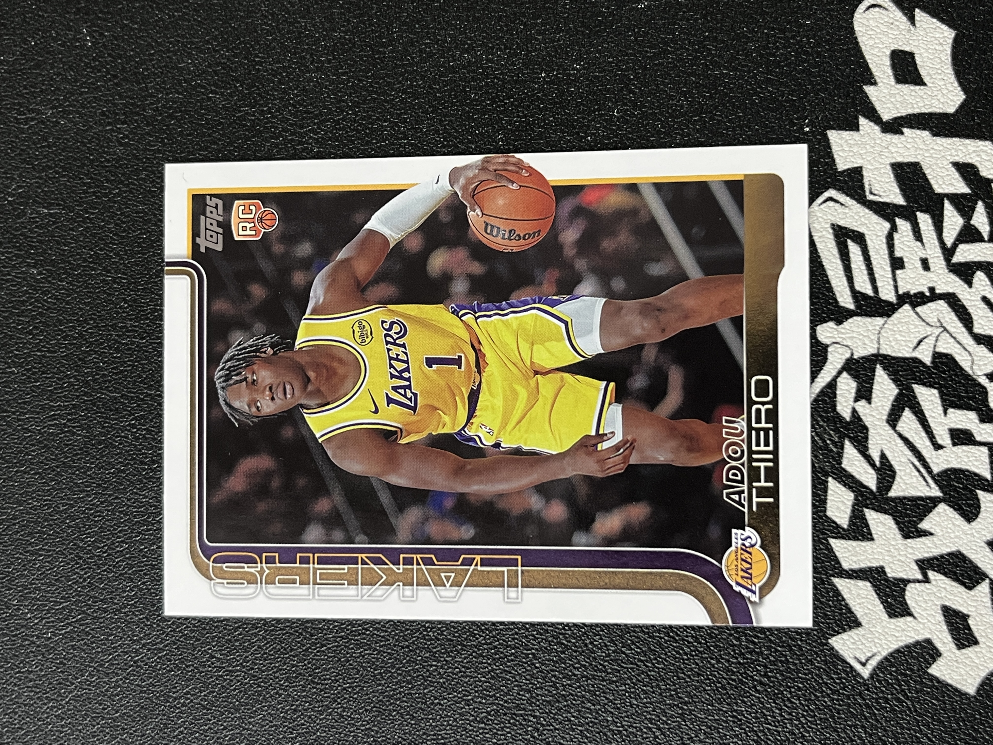 2025 Topps Flagship Adou Thiero 阿杜 蒂耶罗 RC新秀 湖人 Base 收藏必备 瑕疵如图【战斧暴扣 接代卖】战斧闪电AR8