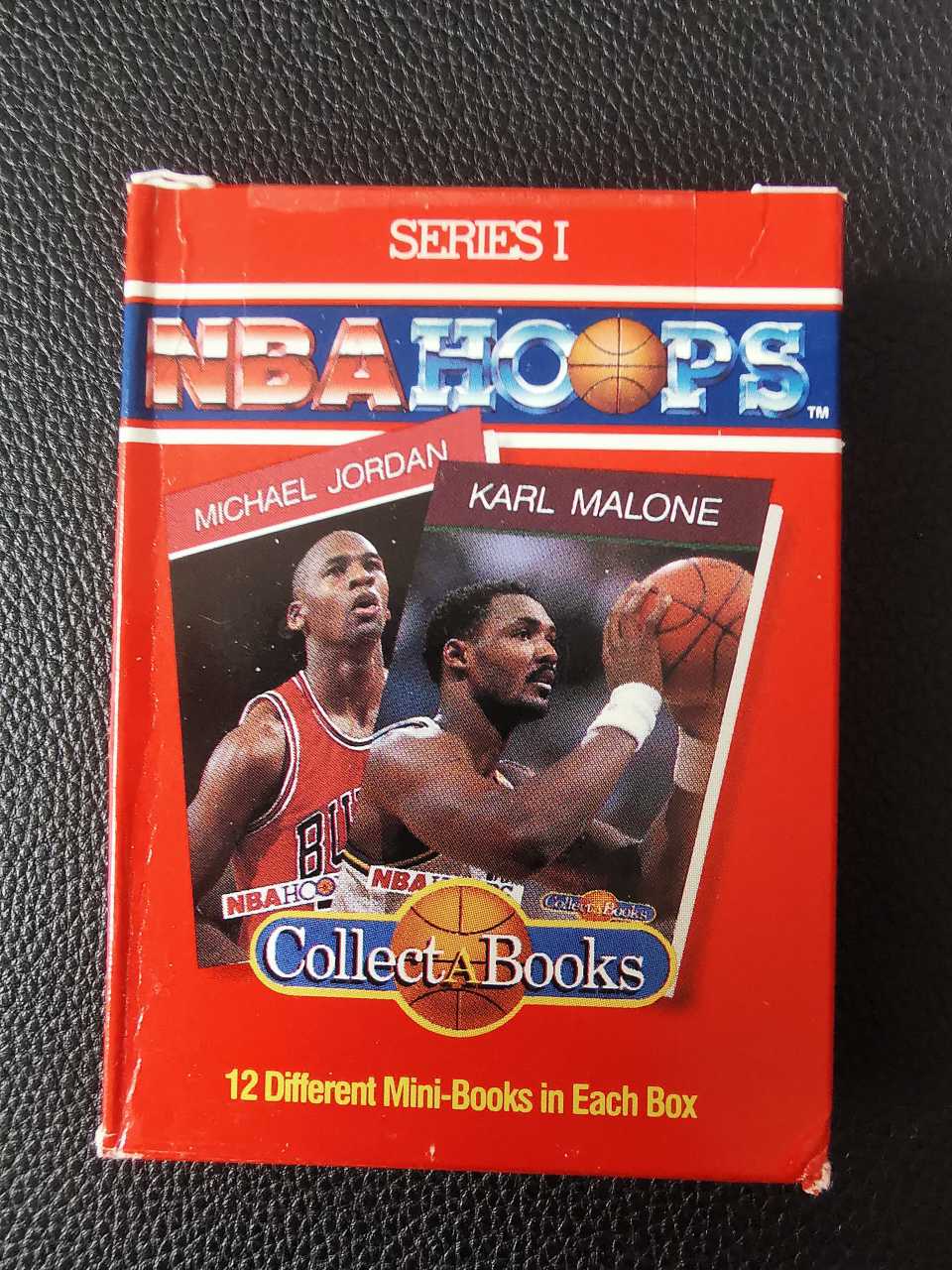 【金矿卡社】1990 HOOPS NBA 超稀有 MINI-BOOKS小书盒卡红色版 内含12 小书 此版可得 迈克尔 乔丹 Michael Jordan 卡尔马龙 等超级巨星 极为稀少价格极高 小天