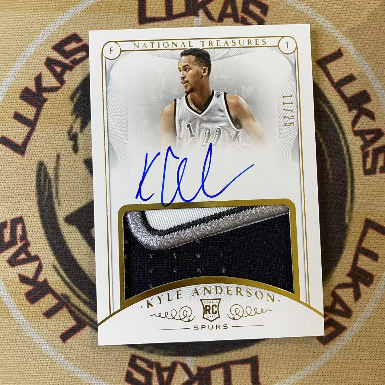 撸卡厮 Lukas 1415 国宝 马刺 潜力新秀 李凯尔 凯尔 安德森 Kyle Anderson 新秀 25编 patch 球衣 签字卡 新秀签 卡签 rpa 小瑕如图(青)