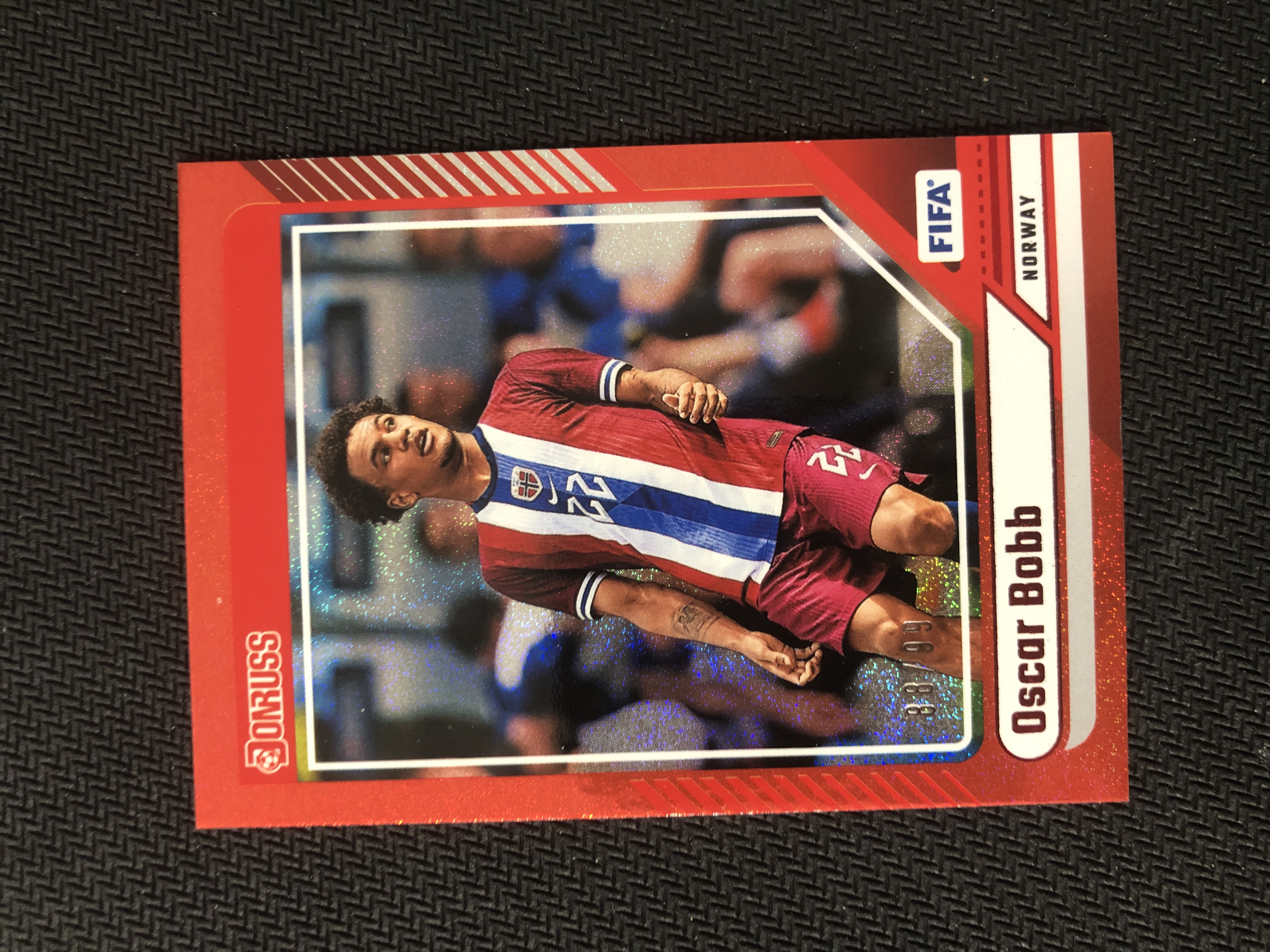2024-25 Panini Donruss Oscar Bobb 挪威 奥斯卡 鲍勃 88/99编 红平行 FIFA 瑕疵看图 (MFC)