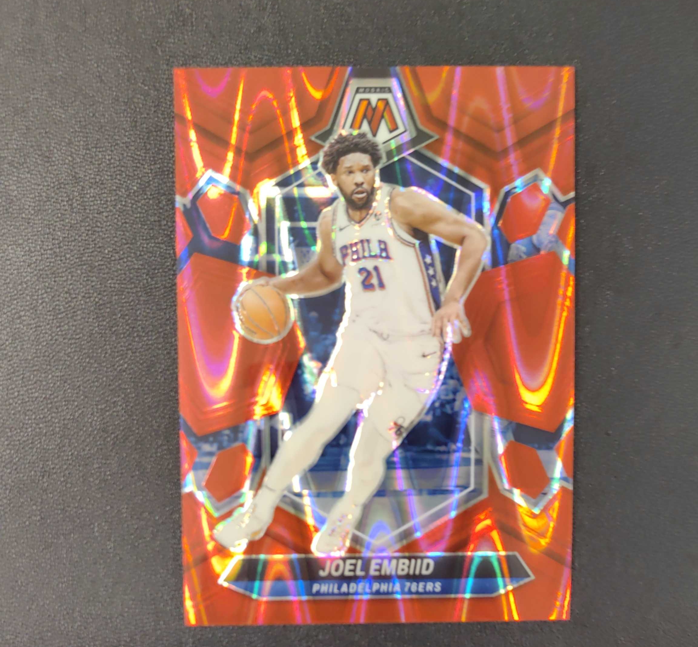 2023-24 Panini Mosaic Joel Embiid 马赛克 76人 恩比德 红变形虫折 /299编 东契奇 sga 库里 文班亚马 詹姆斯 多张再拍