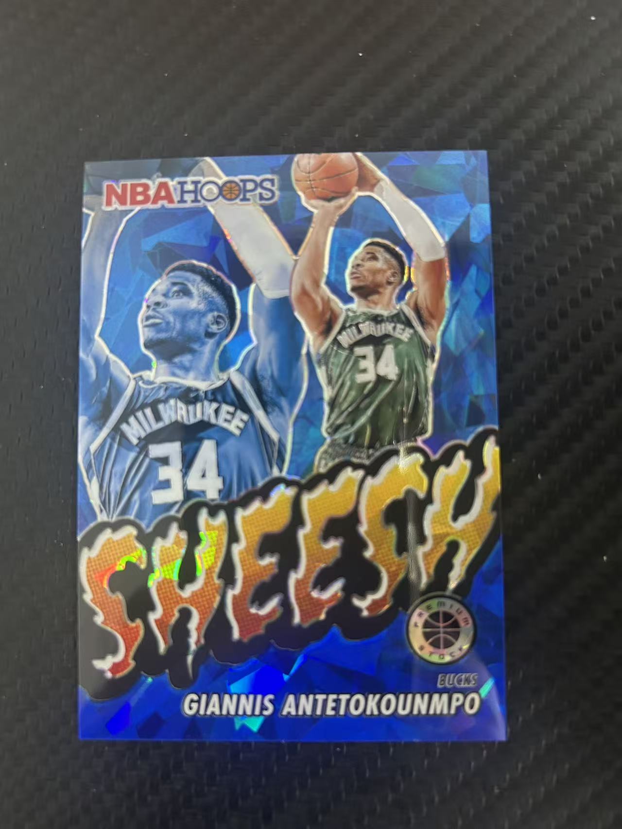 2023-24 Panini Premium Stock Giannis Antetokounmpo #11【灯灯拍卡】 Hoops 字母哥 雄鹿 扬尼斯 阿德托昆博 折射 希腊巨兽【雪茄】