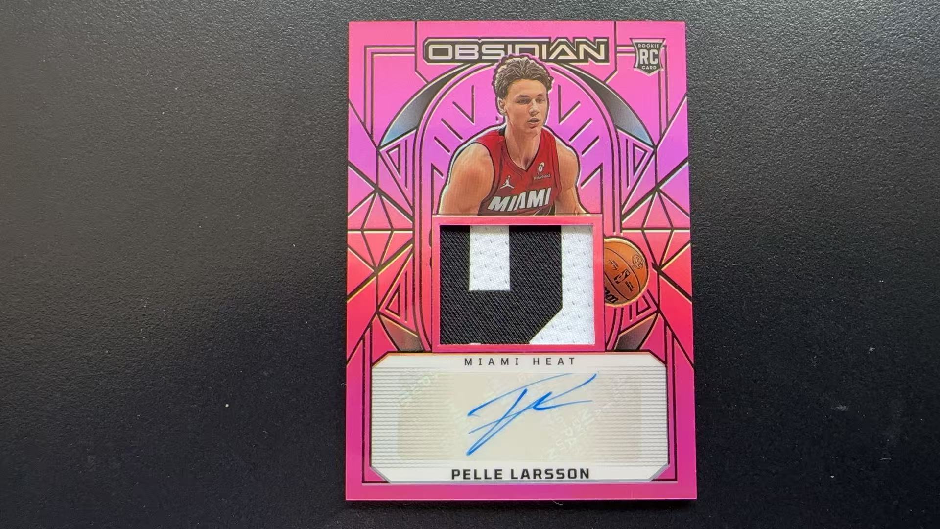 【Pw代卖】2024-25Panini 篮球黑曜石 Pelle Larsson 拉尔松 热火 瑞典 新秀 RC RJA 小窗暴力切割 切到字母 签字 粉折 49编 实卡精美 收藏必备 萝卜哥