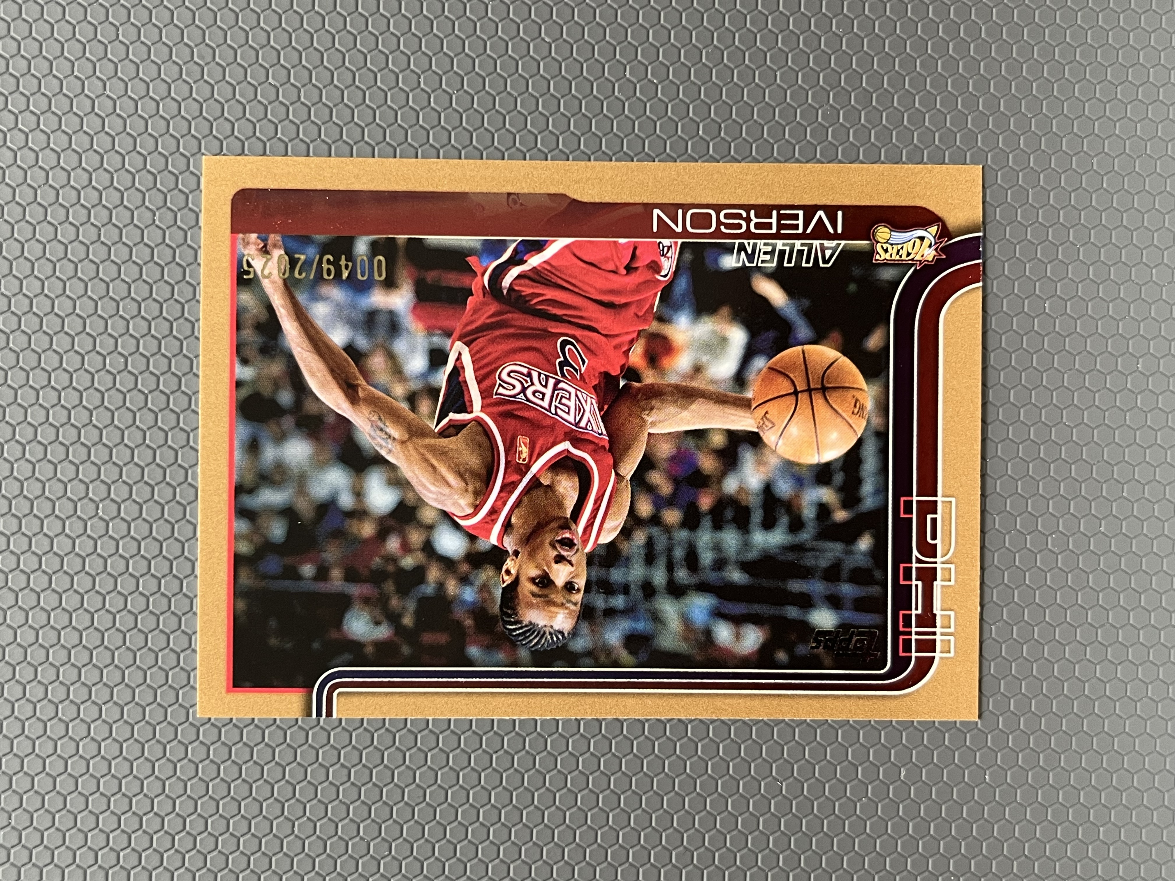 2025 Topps 艾弗森 ALLEN IVERSON 76人 限量 2025编 金折 平行 卡品如图-左