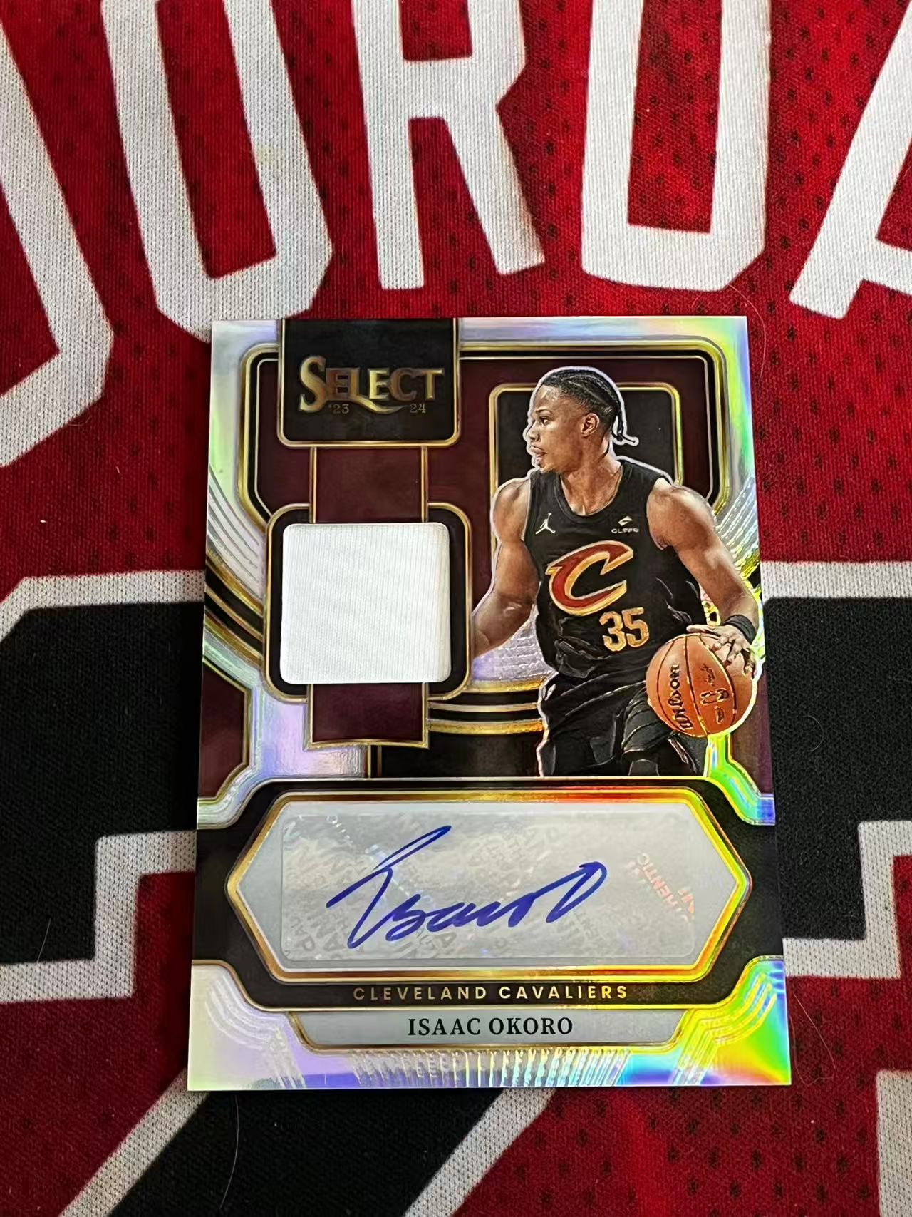 【接寄拍费率低至5%含卡淘手续费】2023-24 PANINI SELECT 骑士 艾萨克奥科罗 199编 JA 亲穿落场球衣物料签字卡 银折 折射 专收凑套必备【烂臭嘴拍卖】