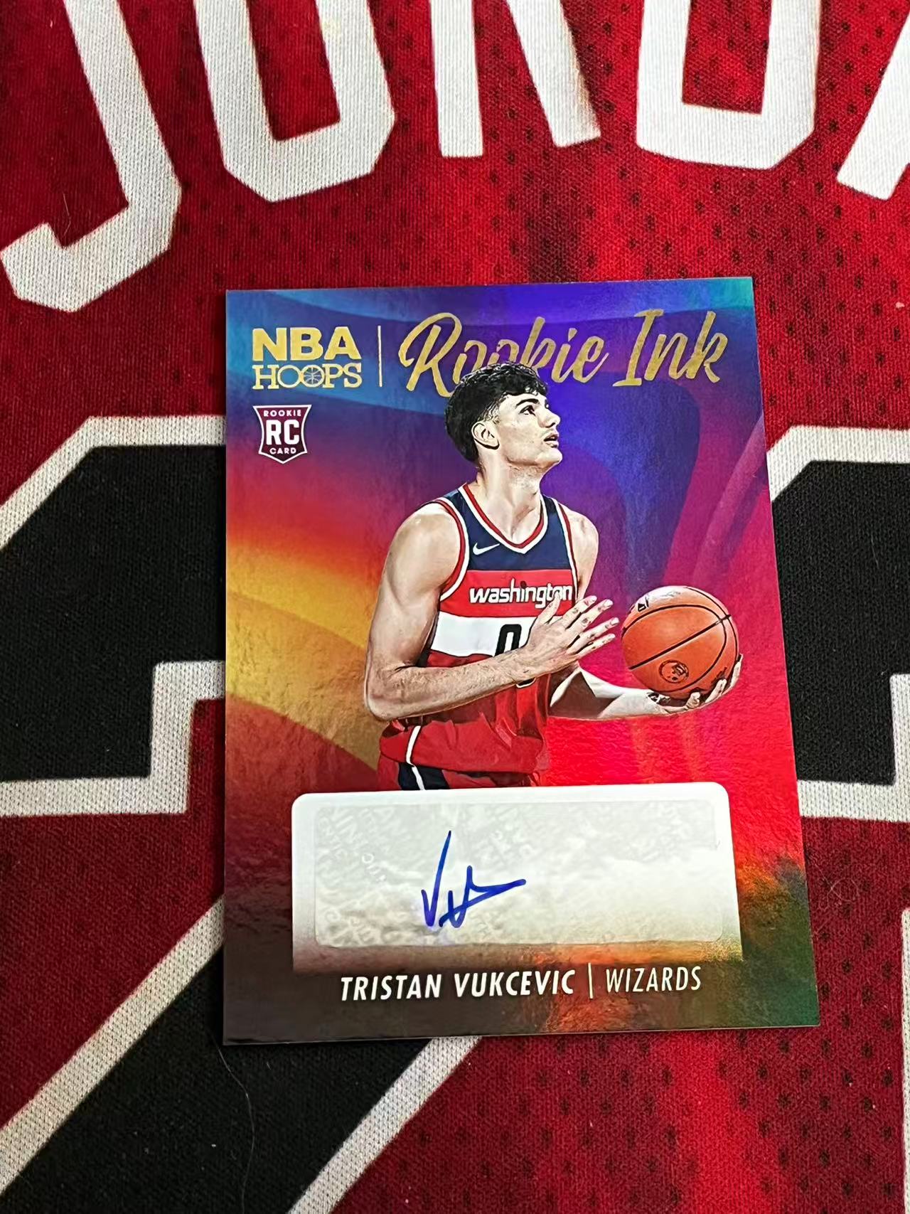 【接寄拍】2023-24 PANINI HOOPS 奇才 新秀RC 特里斯坦武克切维奇 签字卡 INK签 银折 折射 专收凑套必备【烂臭嘴拍卖】