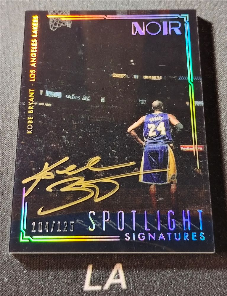 【LA拍卖精品】2016-17 Panini Noir Kobe Bryant 诺尔 湖人 科比 布莱恩特 Spotlight 聚光灯 镜面 签字卡签 金笔 限量125编 箱货Hit无平行 绝笔 经典背影选图 投资品 微瑕如图！V78A