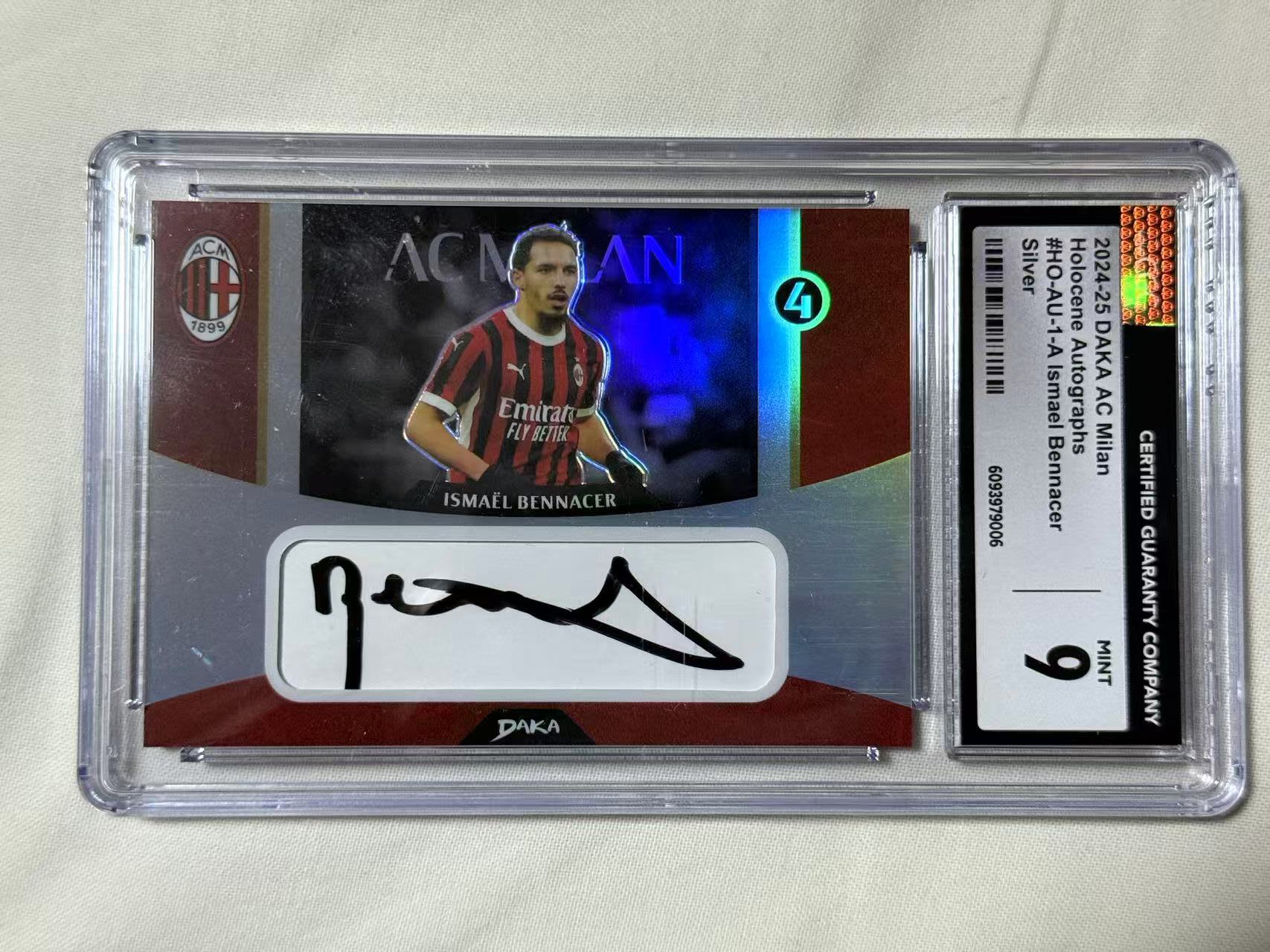 2024-25 DAKA AC米兰队盒 Ismael Bennacer 【mxn拍卖】达咖 达卡 本纳赛尔 签字 6/35 AC米兰 AC MILAN 阿尔及利亚 墨迹完美 不发到付