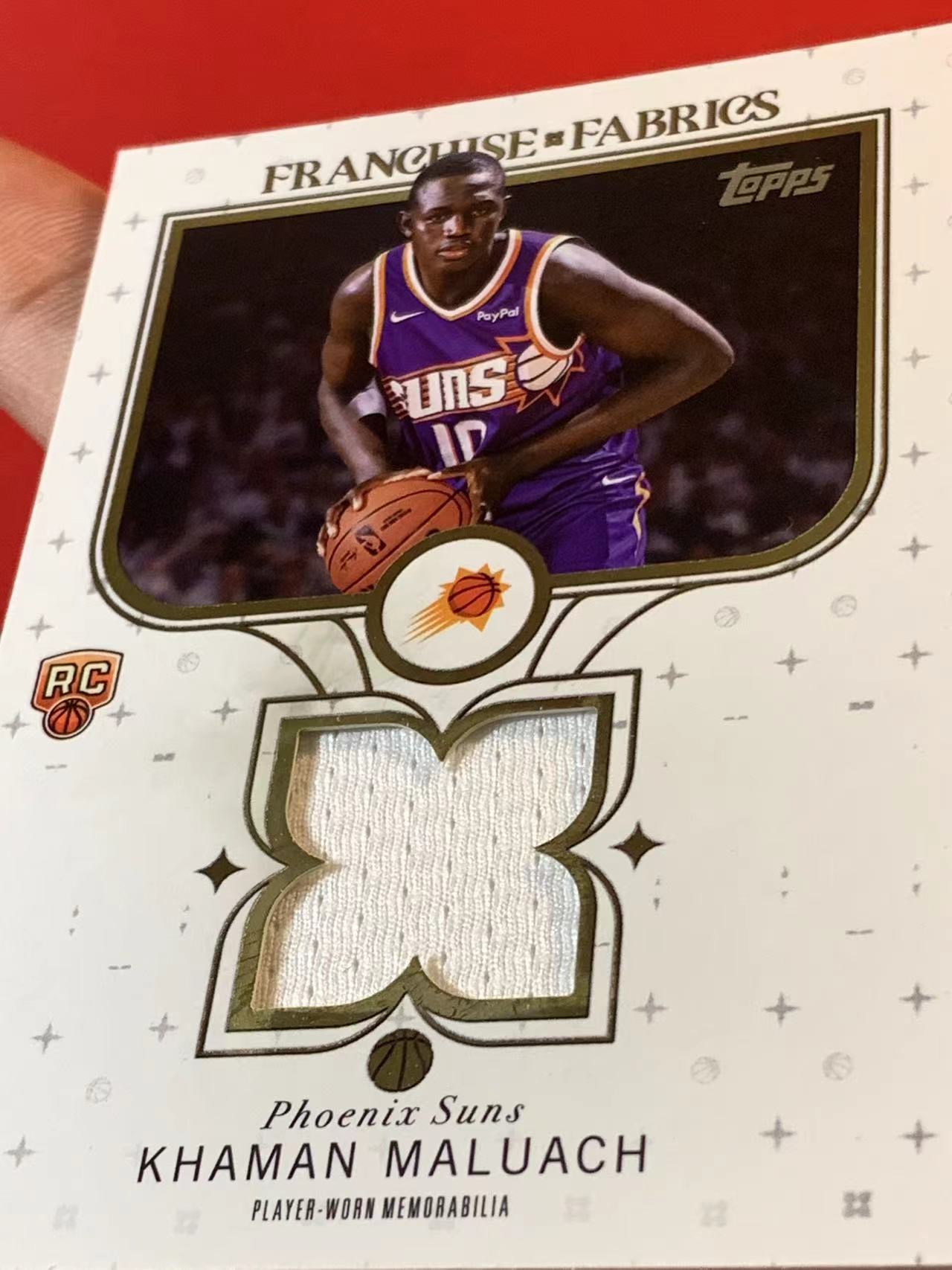 (詹叔代拍)2025 Topps NBA Khaman Maluach RC 马鲁阿奇 太阳 新秀 RC 亲穿球衣 物料切割 银折 折射 厚卡 卡品如图 顺丰寄付 i3