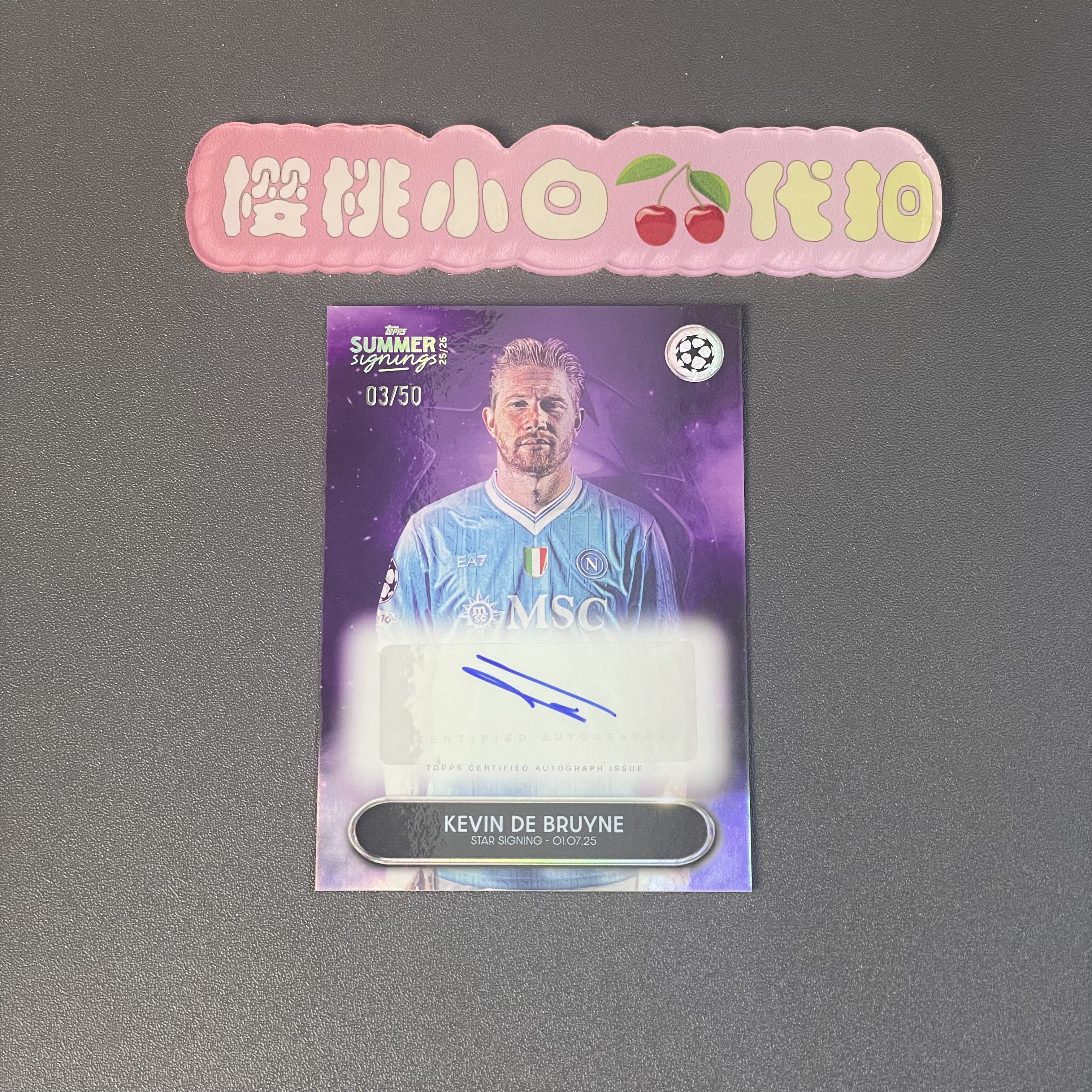 2025-26 Topps SUMMER Kevin De Bruyne 樱桃小白 03/50编 完美签字 德布劳内 丁丁 曼城 那不勒斯 卡品不保 默认微瑕 收藏必备【许克】