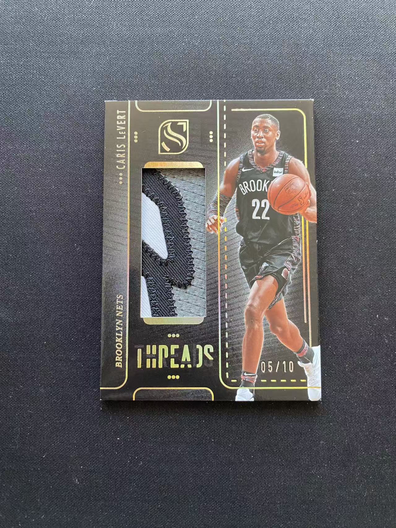 2024-25 Panini Silhouette Caris LeVert 剪影系列 卡里斯 勒维尔 篮网 大窗 三色Patch 金闪版 10编【king#10】