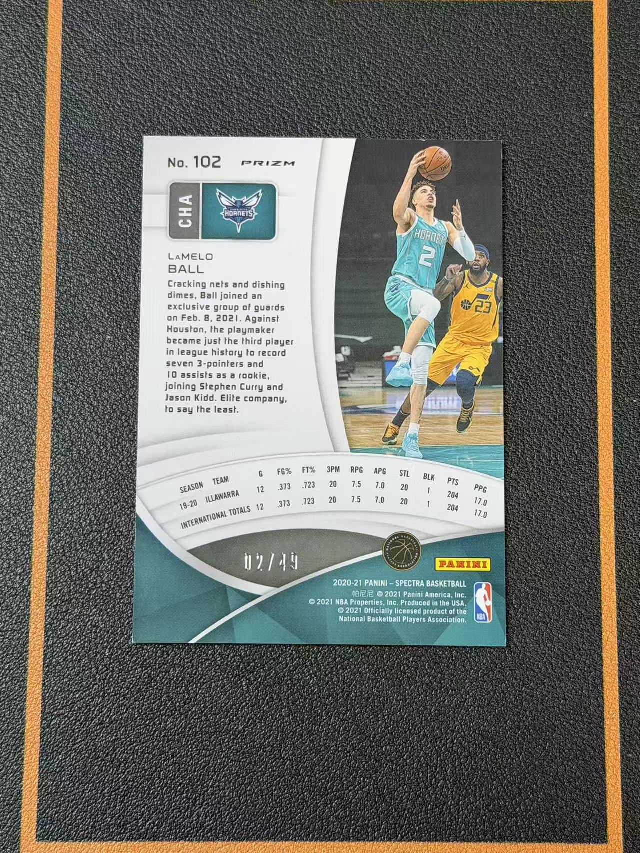 【Ai拍卖】2020-21Spectra光谱Lamelo Ball拉梅洛·鲍尔 三球 RC新秀 黄蜂2/49编 同背 棱镜折 橙碎纸折 收藏必备 卡品如图 左侧非瑕疵 是折射反光 47