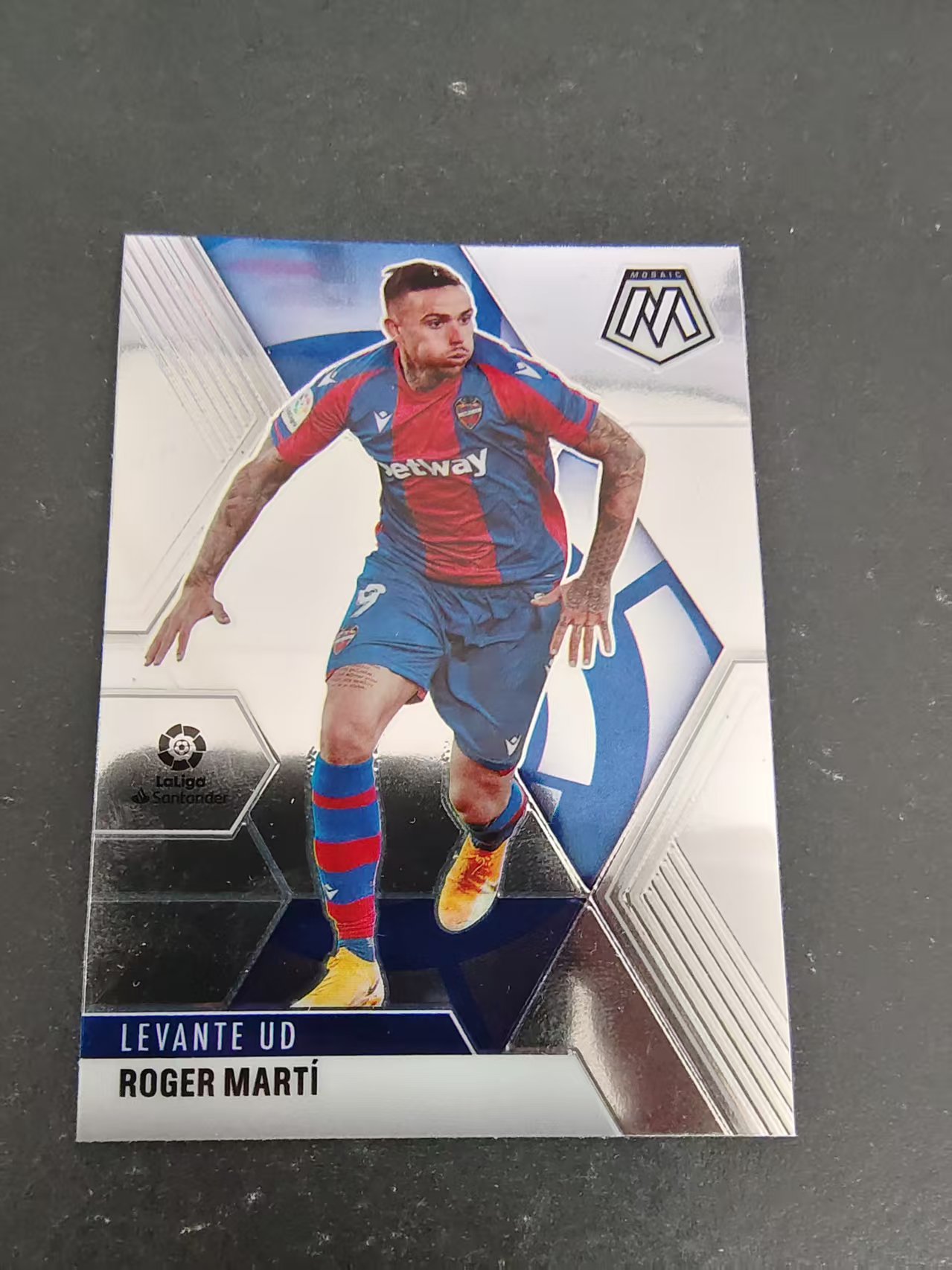 【可合并，不累计】 2020-21 Panini Mosaic Roger Marti 马赛克 西甲 罗赫尔 马蒂 莱万特 划痕 边角瑕疵 #81