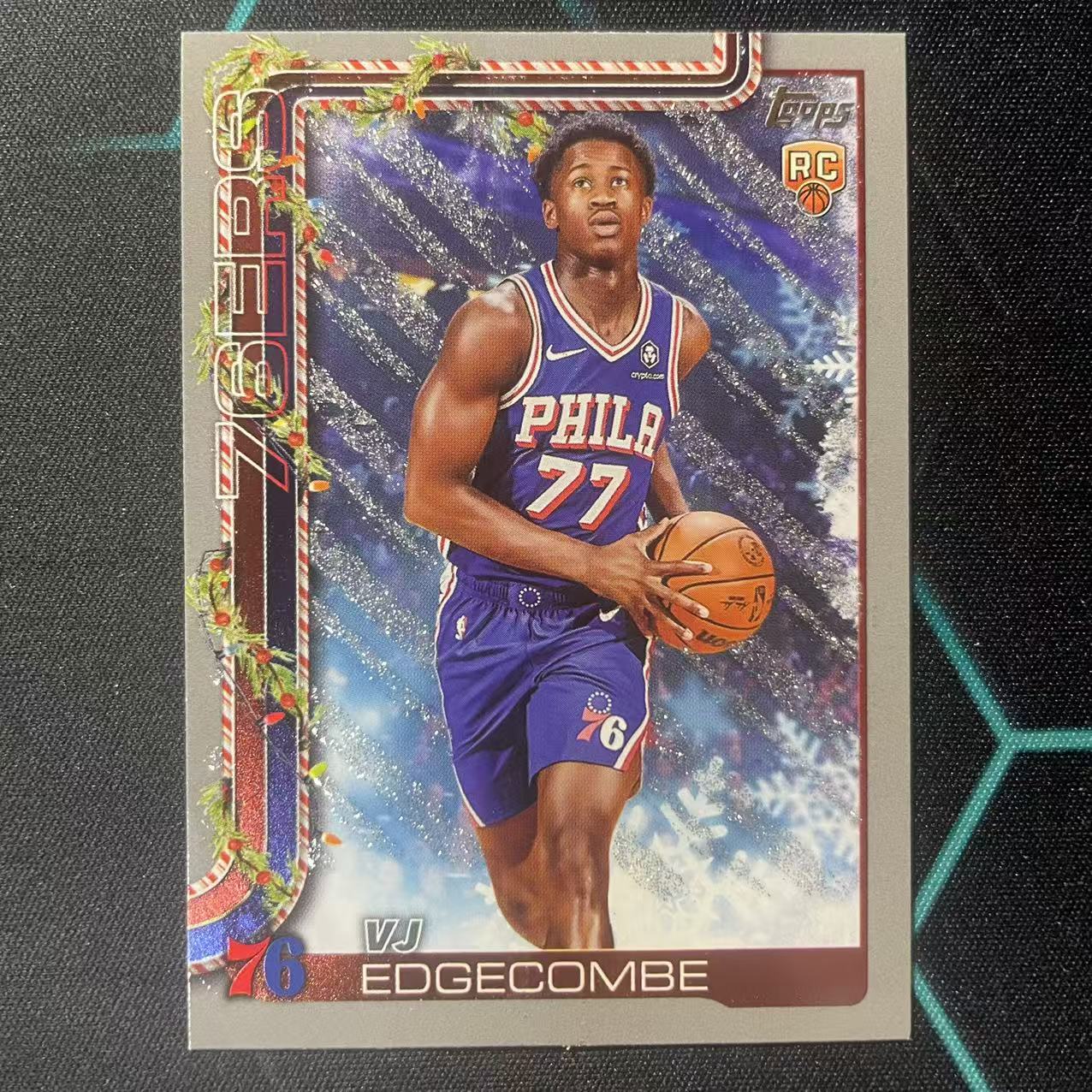 2025 Topps Flagship VJ Edgecombe RC 【阿福代卖】 VJ 埃奇库姆 76人 新秀 雪花折 圣诞 假日独占 收藏必备(行行行)