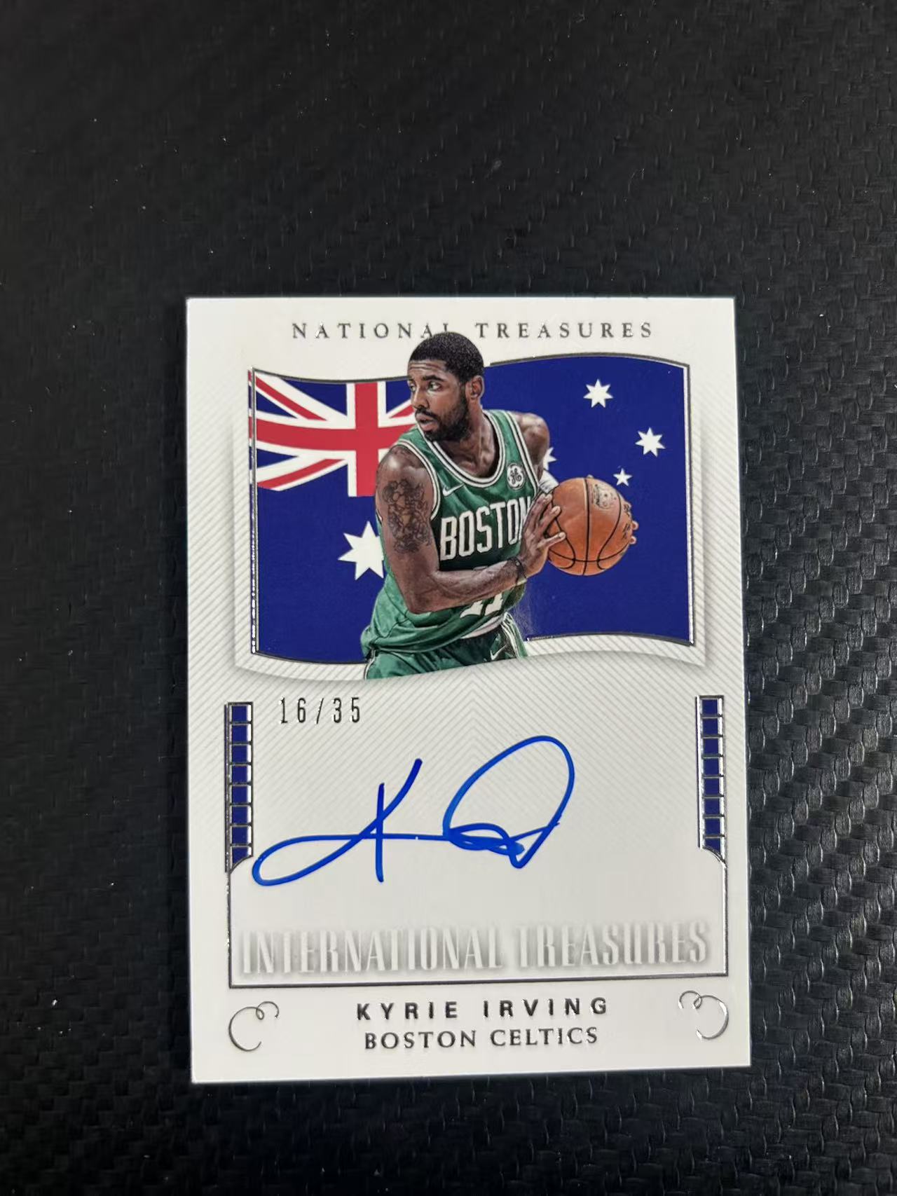 2017-18 Panini National Treasures Kyrie Irving 【灯灯拍卡】 国宝 凯尔特人 欧神仙 凯里欧文 签字 卡签 国旗签 16/35编 低编 收藏必备【麦浪风】