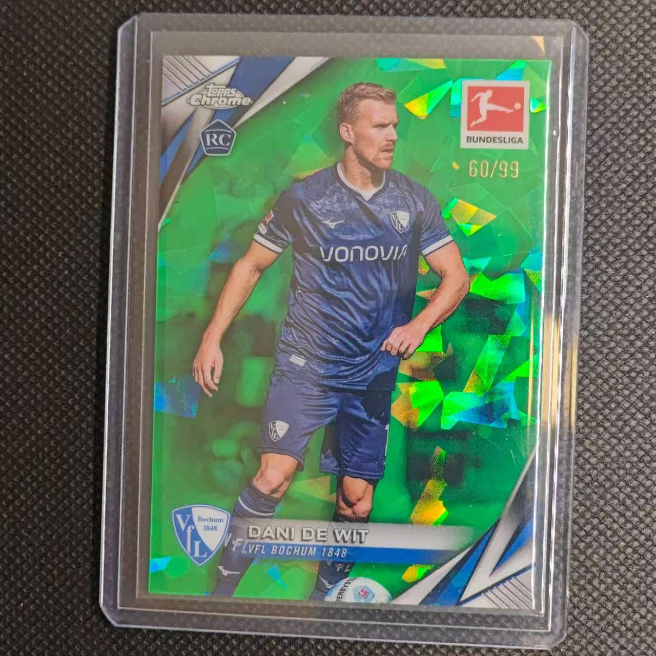 2025 Topps Chrome Dani de Wit RC 团长#德甲 蓝宝石 波鸿 德维特 RC新秀 99编 绿碎冰折 折射 不保卡品细节看图