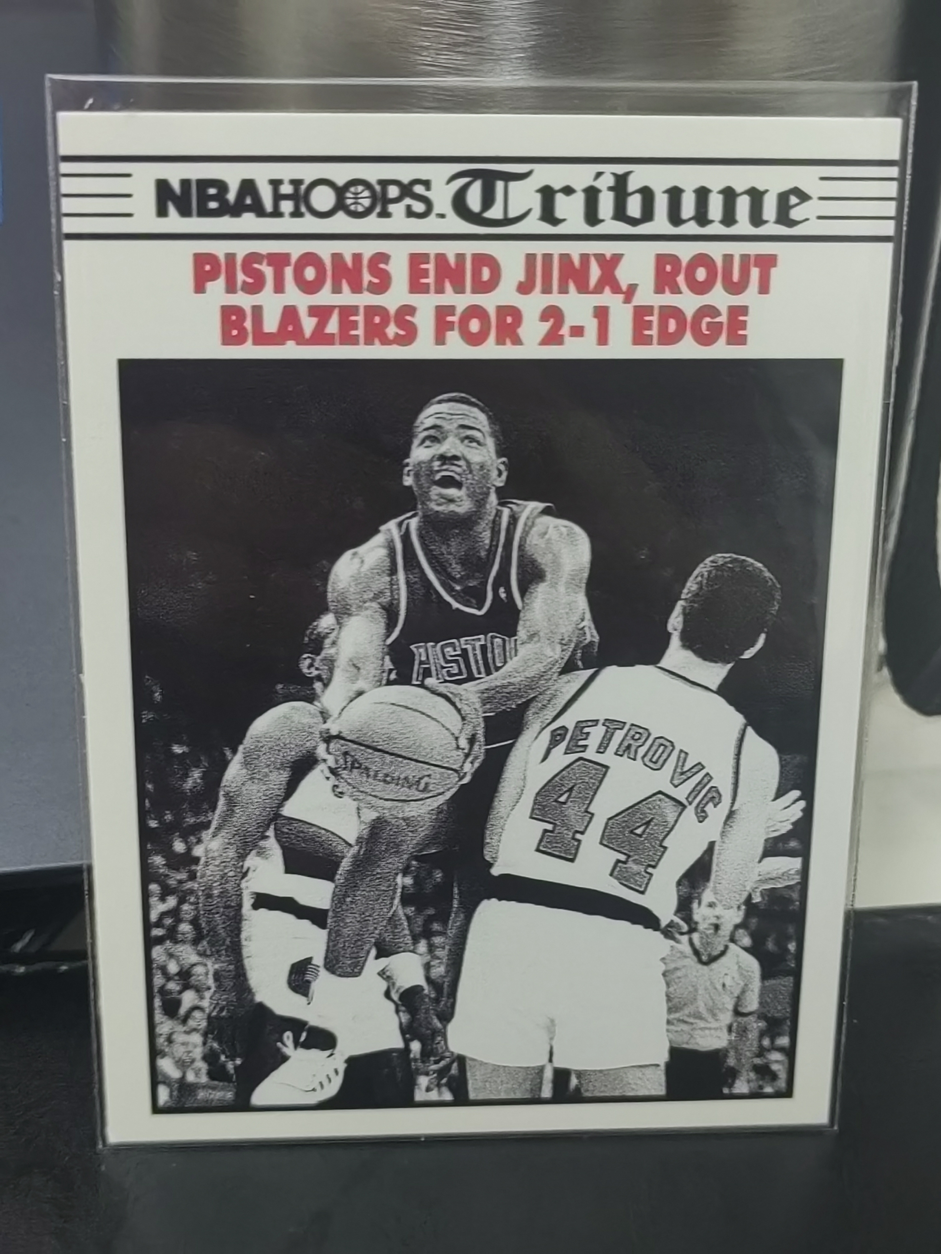 1990-91 SkyBox NBA Hoops Joe Dumars 乔杜马斯 活塞大胜开拓者取得2-1领先 复古报纸头条特卡 篮 白边白角 不保卡品 卡品如图