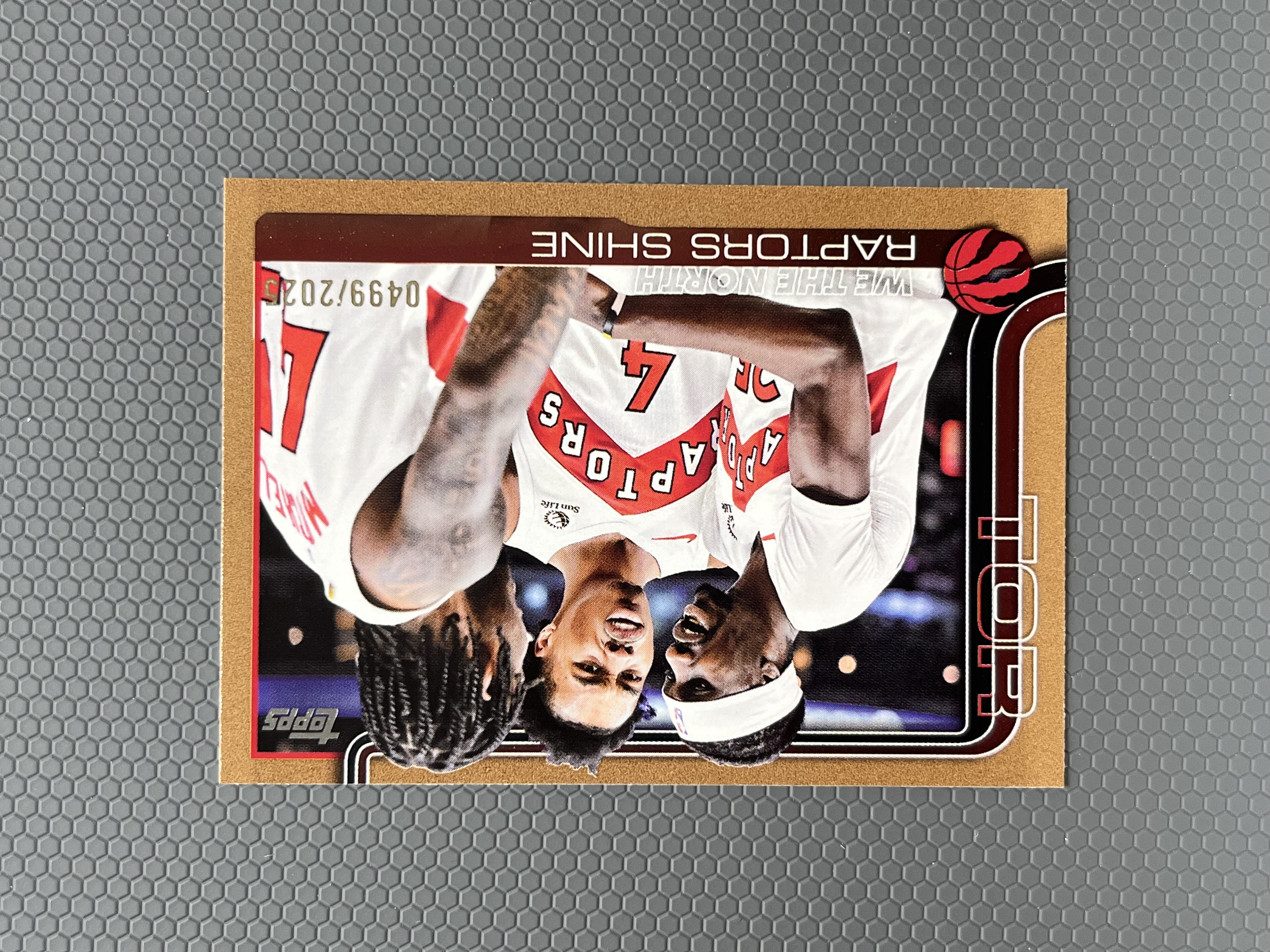 2025 Topps 猛龙 队卡 限量 2025编 金折 平行 卡品如图-左