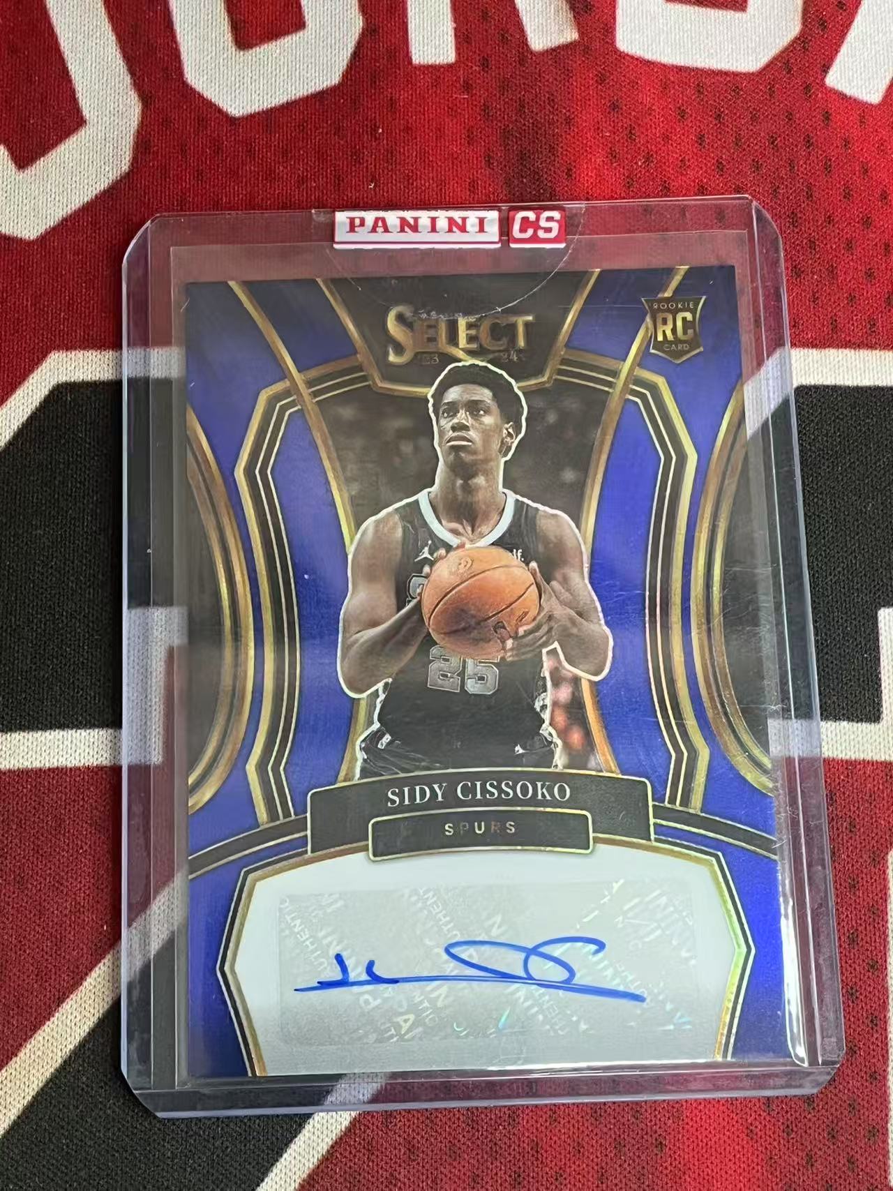 【接寄拍费率低至5%含卡淘手续费】2023-24 PANINI SELECT 马刺 新秀RC 西迪西索科 49编 签字卡 蓝折 折射 原封夹【烂臭嘴拍卖】