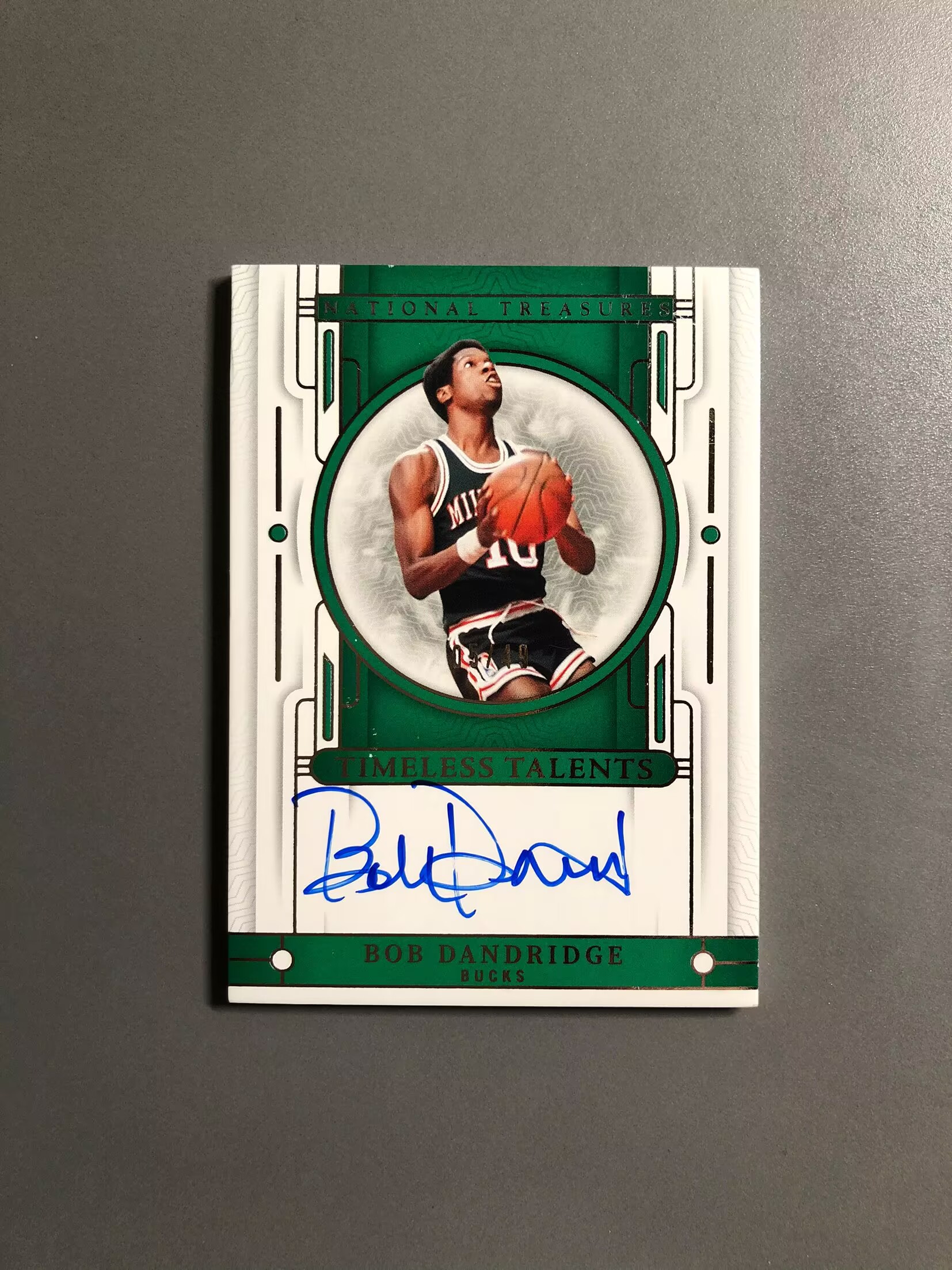 2023-24 Panini National Treasures Bob Dandridge 鲍伯·丹德里奇 雄鹿 签字 卡签 Timeless 49编 实卡好看 瑕疵如图 可累计 KH019